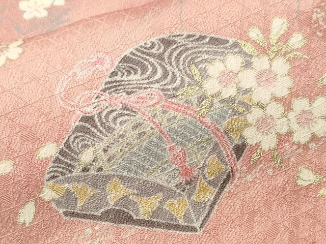 ■■■　サイズ　■■■ 身丈 163cm（肩から） 裄丈 67cm 袖丈 49cm　縫込み 2cm 袖幅 35cm 前幅 24cm 後幅 29cm 着物縫いこみ 内揚げ 2cm 裄 お袖側 約1cm　身頃側 約1cm ■■■　商品詳細　■■■ 【正絹】 状態は特に目立ったシミ汚れなどもなく大変良い状態です。 大変上質な逸品になります。 お安く出品致しますので、是非この機会にいかがでしょうか？ ■■■　注意事項　■■■ ■モニター発色の具合により色合いが異なる場合がございます。 ■寸法は多少の誤差が生じる場合がございますのでご了承ください。 ■縫込みの長さが左右非対称の場合は短い部分を記載しております。 左右非対称であってもご返品・お値引き等の保証は出来かねますので、ご了承の上ご購入をお願い致します。 ■シミ等のチェックには注意を払っておりますが、見落としがある場合もございますし、個人の見解も様々ですので神経質な方のご購入はお控えください。 ■箪笥に入っておりました着物や帯なので畳みシワや匂いがあるものもございます。 ■お休みは基本的に土日祝となりますが、その他臨時でお休みする場合がございますのでご了承ください。 ■商品の発送は平日のみの発送となります。 ■夜間と土曜、日曜日はお問い合わせの回答が遅れる場合がございます。 ■当店では、お直し、紋入れ、お手入れ等は承っておりません。 ■生地の状態（ヤケ、経年劣化等）によってはサイズ直しが出来ない場合がございます。 その点もどうかご了承のうえ、ご購入をお願いいたします。 ■弊社で取り扱う商品は一点ものにつき、時期や在庫状況に応じて金額が変更となる場合がございます。 ■検針は行っておりません。予めご了承いただきますようお願いいたします。 ■【洗える着物】と記載のある商品におきましては、商品お届け後に洗濯を行ってしまってからのご返品にはご対応しかねます。 念の為、専門店でのお手入れをお願いいたします。 ■写真に写っている物が全てになります。それ以外の付属品はございませんのでご了承ください。 ■状態に関する写真につきましては、掲載可能な写真枚数に限りがあるため、各箇所につき1枚参考画像を掲載しております。 ■着物のサイズ目安は下記を参考ください↓ ＜女性着物＞　お端折り次第で＋5cm　－1cmが着用可能サイズ 　例）身丈170cmの場合、身長160cm～175cm ＜男性着物＞　身丈＋約25cm～27cm程が適応身長 　例）身丈155cmの場合、身長180～182cm
