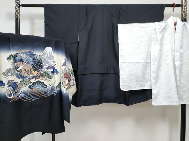 ■■■　サイズ　■■■ 【祝着】 身丈 87cm（肩から） 裄丈 50.5cm（肩上げ　1.5cm） 袖丈 57cm　縫込み 1.5cm 袖幅 30cm 前幅 19cm 後幅 23.5cm 着物縫いこみ 内揚げ 0cm （腰上げ　7cm） 裄 お袖側 約1cm　身頃側 約0cm 【羽織】 身丈 71.5cm（肩から） 裄丈 52.5cm（肩上げ　1.5cm） 袖丈 58cm　縫込み 1cm 袖幅 31cm 前幅 19cm 後幅 25cm （腰上げ　0cm） 裄 お袖側 約1cm　身頃側 約1cm 【長襦袢】 身丈 68cm（肩から） 裄丈 47.5cm（肩上げ　2cm） 袖丈 55.5cm　縫込み 1.5cm 袖幅 29cm 前幅 27.5cm 後幅 23.5cm 着物縫いこみ 内揚げ 0cm （腰上げ　0cm） 裄 お袖側 約2.5cm　身頃側 約1cm ■■■　商品詳細　■■■ 着物・羽織・襦袢【化繊】のいずれも 状態は特に目立ったシミ汚れなどもなく大変良い状態です。 お安く出品致しますので、是非この機会にいかがでしょうか？ ※長襦袢の前幅が後幅よりも大きい仕立てになっておりますので、ご確認の上ご入札くださいませ。 ※ご自身で洗濯された場合の保証はできかねます。専門店にご相談ください。 ■■■　注意事項　■■■ ■モニター発色の具合により色合いが異なる場合がございます。 ■寸法は多少の誤差が生じる場合がございますのでご了承ください。 ■縫込みの長さが左右非対称の場合は短い部分を記載しております。 左右非対称であってもご返品・お値引き等の保証は出来かねますので、ご了承の上ご購入をお願い致します。 ■シミ等のチェックには注意を払っておりますが、見落としがある場合もございますし、個人の見解も様々ですので神経質な方のご購入はお控えください。 ■箪笥に入っておりました着物や帯なので畳みシワや匂いがあるものもございます。 ■お休みは基本的に土日祝となりますが、その他臨時でお休みする場合がございますのでご了承ください。 ■商品の発送は平日のみの発送となります。 ■夜間と土曜、日曜日はお問い合わせの回答が遅れる場合がございます。 ■当店では、お直し、紋入れ、お手入れ等は承っておりません。 ■生地の状態（ヤケ、経年劣化等）によってはサイズ直しが出来ない場合がございます。 その点もどうかご了承のうえ、ご購入をお願いいたします。 ■弊社で取り扱う商品は一点ものにつき、時期や在庫状況に応じて金額が変更となる場合がございます。 ■検針は行っておりません。予めご了承いただきますようお願いいたします。 ■【洗える着物】と記載のある商品におきましては、商品お届け後に洗濯を行ってしまってからのご返品にはご対応しかねます。 念の為、専門店でのお手入れをお願いいたします。 ■写真に写っている物が全てになります。それ以外の付属品はございませんのでご了承ください。 ■状態に関する写真につきましては、掲載可能な写真枚数に限りがあるため、各箇所につき1枚参考画像を掲載しております。 ■着物のサイズ目安は下記を参考ください↓ ＜女性着物＞　お端折り次第で＋5cm　−1cmが着用可能サイズ 　例）身丈170cmの場合、身長160cm〜175cm ＜男性着物＞　身丈＋約25cm〜27cm程が適応身長 　例）身丈155cmの場合、身長180〜182cm