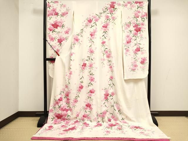 ■■■　サイズ　■■■ 身丈 206cm（肩から） 裄丈 68cm 袖丈 106cm 縫込み 4.5cm 袖幅 35cm 前幅 26cm 後幅 32cm 着物縫いこみ 内揚げ 0cm 裄 お袖側 約1cm　身頃側 約4cm ■■■　商品詳細　■■■ 【正絹】 状態は特に目立ったシミ汚れなどもなく大変良い状態です。 大変上質な逸品になります。 お安く出品致しますので、是非この機会にいかがでしょうか？ ■■■　注意事項　■■■ ■モニター発色の具合により色合いが異なる場合がございます。 ■寸法は多少の誤差が生じる場合がございますのでご了承ください。 ■縫込みの長さが左右非対称の場合は短い部分を記載しております。 左右非対称であってもご返品・お値引き等の保証は出来かねますので、ご了承の上ご購入をお願い致します。 ■シミ等のチェックには注意を払っておりますが、見落としがある場合もございますし、個人の見解も様々ですので神経質な方のご購入はお控えください。 ■汚れやシミの種類につきましては、専門ではない為、正確な判別が難しく商品説明では種類を特定せず、汚れやシミと記載させております。 恐れ入りますが、ご了承くださいますようお願い申し上げます。 ■箪笥に入っておりました着物や帯なので畳みシワや匂いがあるものもございます。 ■お休みは基本的に土日祝となりますが、その他臨時でお休みする場合がございますのでご了承ください。 ■商品の発送は平日のみの発送となります。 ■夜間と土曜、日曜日はお問い合わせの回答が遅れる場合がございます。 ■当店では、お直し、紋入れ、お手入れ等は承っておりません。 ■生地の状態（ヤケ、経年劣化等）によってはサイズ直しが出来ない場合がございます。 その点もどうかご了承のうえ、ご購入をお願いいたします。 ■弊社で取り扱う商品は一点ものにつき、時期や在庫状況に応じて金額が変更となる場合がございます。 ■検針は行っておりません。予めご了承いただきますようお願いいたします。 ■【洗える着物】と記載のある商品におきましては、商品お届け後に洗濯を行ってしまってからのご返品にはご対応しかねます。 念の為、専門店でのお手入れをお願いいたします。 ■写真に写っている物が全てになります。それ以外の付属品はございませんのでご了承ください。 ■状態に関する写真につきましては、掲載可能な写真枚数に限りがあるため、各箇所につき1枚参考画像を掲載しております。 ■着物のサイズ目安は下記を参考ください↓ ＜女性着物＞　お端折り次第で＋5cm　−1cmが着用可能サイズ 　例）身丈170cmの場合、身長160cm〜175cm ＜男性着物＞　身丈＋約25cm〜27cm程が適応身長 　例）身丈155cmの場合、身長180〜182cm