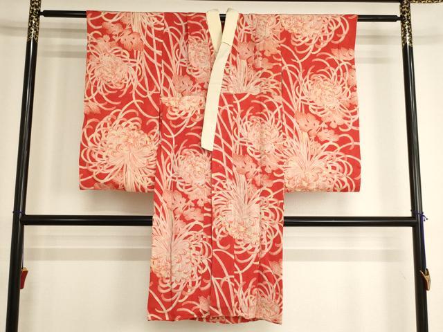 ■■■　サイズ　■■■ 【長襦袢】 身丈 113.5cm（肩から） 裄丈 52cm（肩上げ　1.5cm） 袖丈 69cm　縫込み 5.5cm 袖幅 28.5cm 前幅 19cm 後幅 26.5cm 着物縫いこみ 内揚げ 8cm （腰上げ　0cm） 裄 お袖側 約5cm　身頃側 約4cm ■■■　商品詳細　■■■ 長襦袢【正絹】の状態は接写画像のように両袖・衿に汚れ、下前おくみに穴がございますが その他特に目立ったシミ汚れなどもなく大変良い状態です。 大変上質な逸品になります。 お安く出品致しますので、是非この機会にいかがでしょうか？ ※アンティークになりますのでお品物の状態の感じ方には個人差がございます。ご理解の上でのご入札をお願い致します。 ■■■　注意事項　■■■ ■モニター発色の具合により色合いが異なる場合がございます。 ■寸法は多少の誤差が生じる場合がございますのでご了承ください。 ■縫込みの長さが左右非対称の場合は短い部分を記載しております。 左右非対称であってもご返品・お値引き等の保証は出来かねますので、ご了承の上ご購入をお願い致します。 ■シミ等のチェックには注意を払っておりますが、見落としがある場合もございますし、個人の見解も様々ですので神経質な方のご購入はお控えください。 ■箪笥に入っておりました着物や帯なので畳みシワや匂いがあるものもございます。 ■お休みは基本的に土日祝となりますが、その他臨時でお休みする場合がございますのでご了承ください。 ■商品の発送は平日のみの発送となります。 ■夜間と土曜、日曜日はお問い合わせの回答が遅れる場合がございます。 ■当店では、お直し、紋入れ、お手入れ等は承っておりません。 ■生地の状態（ヤケ、経年劣化等）によってはサイズ直しが出来ない場合がございます。 その点もどうかご了承のうえ、ご購入をお願いいたします。 ■弊社で取り扱う商品は一点ものにつき、時期や在庫状況に応じて金額が変更となる場合がございます。 ■検針は行っておりません。予めご了承いただきますようお願いいたします。 ■【洗える着物】と記載のある商品におきましては、商品お届け後に洗濯を行ってしまってからのご返品にはご対応しかねます。 念の為、専門店でのお手入れをお願いいたします。 ■写真に写っている物が全てになります。それ以外の付属品はございませんのでご了承ください。 ■状態に関する写真につきましては、掲載可能な写真枚数に限りがあるため、各箇所につき1枚参考画像を掲載しております。 ■着物のサイズ目安は下記を参考ください↓ ＜女性着物＞　お端折り次第で＋5cm　−1cmが着用可能サイズ 　例）身丈170cmの場合、身長160cm〜175cm ＜男性着物＞　身丈＋約25cm〜27cm程が適応身長 　例）身丈155cmの場合、身長180〜182cm