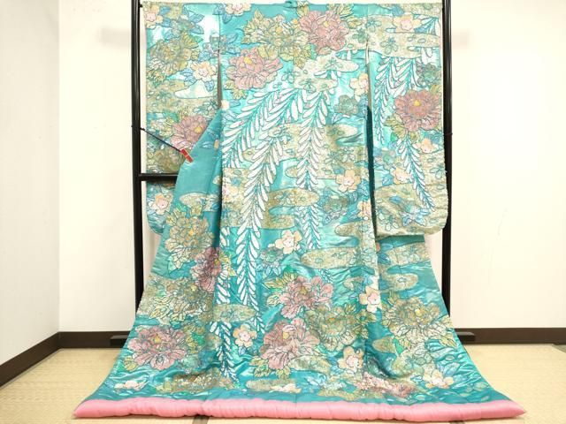 ■■■　サイズ　■■■ 身丈 200cm（肩から） 裄丈 67cm 袖丈 105cm　縫込み 3.5cm 袖幅 34cm 前幅 29cm 後幅 32.5cm 着物縫いこみ 内揚げ 0cm 裄 お袖側 約2.5cm　身頃側 約0cm ■■■　商品詳細　■■■ 【正絹】 状態は接写画像のように上前・衿山・衿に薄い汚れがございますが その他特に目立ったシミ汚れなどもなく大変良い状態です。 大変上質な逸品になります。 お安く出品致しますので、是非この機会にいかがでしょうか？ ■■■　注意事項　■■■ ■シミ等のチェックには注意を払っておりますが、見落としがある場合もございますし、個人の見解も様々ですので神経質な方のご購入はお控えください。 ■汚れやシミの種類につきましては、専門ではない為、正確な判別が難しく商品説明では種類を特定せず、汚れやシミと記載させております。 恐れ入りますが、ご了承くださいますようお願い申し上げます。 ■箪笥に入っておりました着物や帯なので畳みシワや匂いがあるものもございます。 ■お休みは基本的に土日祝となりますが、その他臨時でお休みする場合がございますのでご了承ください。 ■商品の発送は平日のみの発送となります。 ■夜間と土曜、日曜日はお問い合わせの回答が遅れる場合がございます。 ■当店では、お直し、紋入れ、お手入れ等は承っておりません。 ■生地の状態（ヤケ、経年劣化等）によってはサイズ直しが出来ない場合がございます。 その点もどうかご了承のうえ、ご購入をお願いいたします。 ■弊社で取り扱う商品は一点ものにつき、時期や在庫状況に応じて金額が変更となる場合がございます。 ■検針は行っておりません。予めご了承いただきますようお願いいたします。 ■【洗える着物】と記載のある商品におきましては、商品お届け後に洗濯を行ってしまってからのご返品にはご対応しかねます。 念の為、専門店でのお手入れをお願いいたします。 ■写真に写っている物が全てになります。 それ以外の付属品はございませんのでご了承ください。 ■状態に関する写真につきましては、掲載可能な写真枚数に限りがあるため、 各箇所につき1枚参考画像を掲載しております。 ■着物のサイズ目安は下記を参考ください↓ ＜女性着物＞　お端折り次第で＋5cm　−10cmが着用可能サイズ 　例）身丈170cmの場合、身長160cm〜175cm ＜男性着物＞　身丈＋約25cm〜27cm程が適応身長 　例）身丈155cmの場合、身長180cm〜182cm
