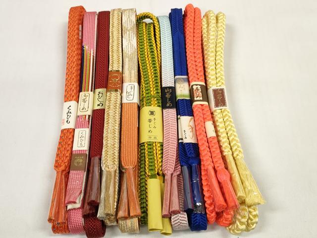 ■■■　商品詳細　■■■ 【未使用】 状態は参考画像のように薄い汚れがございます。 ※こちらのお品はまとめての出品となりますので、 サイズ等の詳細は記載しておりません。 ご理解の上でのご入札をお願い致します。 大変上質な逸品になります。 お安く出品致しますので、是非この機会にいかがでしょうか？ ■■■　注意事項　■■■ ■モニター発色の具合により色合いが異なる場合がございます。 ■寸法は多少の誤差が生じる場合がございますのでご了承ください。 ■縫込みの長さが左右非対称の場合は短い部分を記載しております。 左右非対称であってもご返品・お値引き等の保証は出来かねますので、ご了承の上ご購入をお願い致します。 ■シミ等のチェックには注意を払っておりますが、見落としがある場合もございますし、個人の見解も様々ですので神経質な方のご購入はお控えください。 ■箪笥に入っておりました着物や帯なので畳みシワや匂いがあるものもございます。 ■お休みは基本的に土日祝となりますが、その他臨時でお休みする場合がございますのでご了承ください。 ■商品の発送は平日のみの発送となります。 ■夜間と土曜、日曜日はお問い合わせの回答が遅れる場合がございます。 ■当店では、お直し、紋入れ、お手入れ等は承っておりません。 ■生地の状態（ヤケ、経年劣化等）によってはサイズ直しが出来ない場合がございます。 その点もどうかご了承のうえ、ご購入をお願いいたします。 ■弊社で取り扱う商品は一点ものにつき、時期や在庫状況に応じて金額が変更となる場合がございます。 ■検針は行っておりません。予めご了承いただきますようお願いいたします。 ■【洗える着物】と記載のある商品におきましては、商品お届け後に洗濯を行ってしまってからのご返品にはご対応しかねます。 念の為、専門店でのお手入れをお願いいたします。 ■着物のサイズ目安は下記を参考ください↓ ＜女性着物＞　お端折り次第で＋5cm　−1cmが着用可能サイズ 　例）身丈170cmの場合、身長160cm〜175cm ＜男性着物＞　身丈＋約25cm〜27cm程が適応身長 　例）身丈155cmの場合、身長180〜182cm