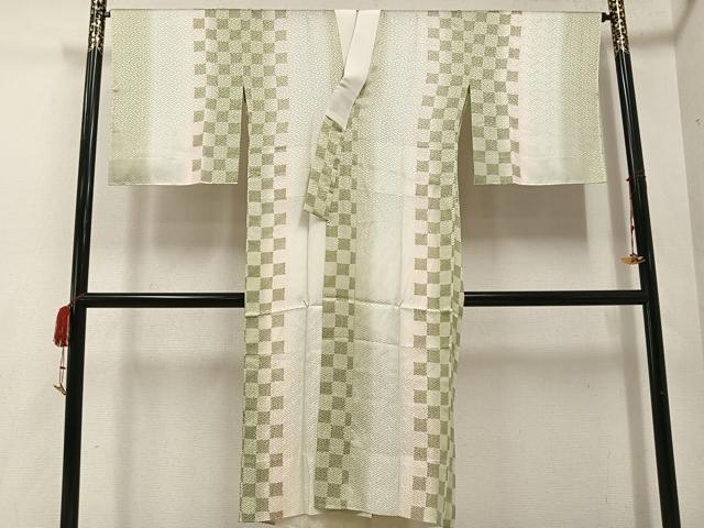 ■■■　サイズ　■■■ 身丈 130cm（肩から） 裄丈 69cm 袖丈 48cm　縫込み 5cm 袖幅 34cm 前幅 25cm 後幅 30cm 着物縫いこみ 内揚げ 11cm 裄 お袖側 約2cm　身頃側 約0cm ■■■　商品詳細　■■■ 【正絹】 状態は接写画像のように衿に薄い汚れがございますが その他特に目立ったシミ汚れなどもなく大変良い状態です。 大変上質な逸品になります。 お安く出品致しますので、是非この機会にいかがでしょうか？ ■■■　注意事項　■■■ ■モニター発色の具合により色合いが異なる場合がございます。 ■寸法は多少の誤差が生じる場合がございますのでご了承ください。 ■縫込みの長さが左右非対称の場合は短い部分を記載しております。 左右非対称であってもご返品・お値引き等の保証は出来かねますので、ご了承の上ご購入をお願い致します。 ■シミ等のチェックには注意を払っておりますが、見落としがある場合もございますし、個人の見解も様々ですので神経質な方のご購入はお控えください。 ■箪笥に入っておりました着物や帯なので畳みシワや匂いがあるものもございます。 ■お休みは基本的に土日祝となりますが、その他臨時でお休みする場合がございますのでご了承ください。 ■商品の発送は平日のみの発送となります。 ■夜間と土曜、日曜日はお問い合わせの回答が遅れる場合がございます。 ■当店では、お直し、紋入れ、お手入れ等は承っておりません。 ■生地の状態（ヤケ、経年劣化等）によってはサイズ直しが出来ない場合がございます。 その点もどうかご了承のうえ、ご購入をお願いいたします。 ■弊社で取り扱う商品は一点ものにつき、時期や在庫状況に応じて金額が変更となる場合がございます。 ■検針は行っておりません。予めご了承いただきますようお願いいたします。 ■【洗える着物】と記載のある商品におきましては、商品お届け後に洗濯を行ってしまってからのご返品にはご対応しかねます。 念の為、専門店でのお手入れをお願いいたします。 ■着物のサイズ目安は下記を参考ください↓ ＜女性着物＞　お端折り次第で＋5cm　−1cmが着用可能サイズ 　例）身丈170cmの場合、身長160cm〜175cm ＜男性着物＞　身丈＋約25cm〜27cm程が適応身長 　例）身丈155cmの場合、身長180〜182cm