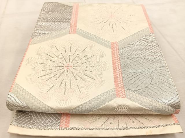 ■■■　サイズ　■■■ 長さ 420cm 幅 30cm程 ■■■　商品詳細　■■■ 【正絹】 詳細に関しましては、画像をご確認ください。 大変上質な逸品になります。 お安く出品致しますので、是非この機会にいかがでしょうか？ ■■■　注意事項　■■■ ■モニター発色の具合により色合いが異なる場合がございます。 ■寸法は多少の誤差が生じる場合がございますのでご了承ください。 ■縫込みの長さが左右非対称の場合は短い部分を記載しております。 左右非対称であってもご返品・お値引き等の保証は出来かねますので、ご了承の上ご購入をお願い致します。 ■シミ等のチェックには注意を払っておりますが、見落としがある場合もございますし、個人の見解も様々ですので神経質な方のご購入はお控えください。 ■箪笥に入っておりました着物や帯なので畳みシワや匂いがあるものもございます。 ■お休みは基本的に土日祝となりますが、その他臨時でお休みする場合がございますのでご了承ください。 ■商品の発送は平日のみの発送となります。 ■夜間と土曜、日曜日はお問い合わせの回答が遅れる場合がございます。 ■当店では、お直し、紋入れ、お手入れ等は承っておりません。 ■生地の状態（ヤケ、経年劣化等）によってはサイズ直しが出来ない場合がございます。 その点もどうかご了承のうえ、ご購入をお願いいたします。 ■弊社で取り扱う商品は一点ものにつき、時期や在庫状況に応じて金額が変更となる場合がございます。 ■検針は行っておりません。予めご了承いただきますようお願いいたします。 ■【洗える着物】と記載のある商品におきましては、商品お届け後に洗濯を行ってしまってからのご返品にはご対応しかねます。 念の為、専門店でのお手入れをお願いいたします。 ■着物のサイズ目安は下記を参考ください↓ ＜女性着物＞　お端折り次第で＋5cm　−1cmが着用可能サイズ 　例）身丈170cmの場合、身長160cm〜175cm ＜男性着物＞　身丈＋約25cm〜27cm程が適応身長 　例）身丈155cmの場合、身長180〜182cm