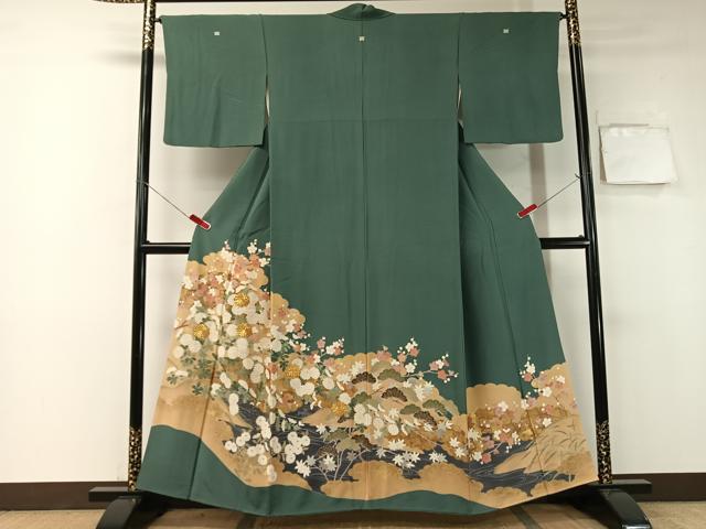 ■■■　サイズ　■■■ 身丈 159cm（肩から） 裄丈 65.5cm 袖丈 46cm　縫込み 7.5cm 袖幅 33cm 前幅 24.5cm 後幅 30cm 着物縫いこみ 内揚げ 10cm 裄 お袖側 約2cm　身頃側 約2.5cm ■■■　商品詳細　■■■ 【正絹・五つ紋・比翼仕立て】 状態は接写画像のように左袖前・右袖後に薄い汚れがございますが その他特に目立ったシミ汚れなどもなく大変良い状態です。 大変上質な逸品になります。 お安く出品致しますので、是非この機会にいかがでしょうか？ ■■■　注意事項　■■■ ■モニター発色の具合により色合いが異なる場合がございます。 ■寸法は多少の誤差が生じる場合がございますのでご了承ください。 ■縫込みの長さが左右非対称の場合は短い部分を記載しております。 左右非対称であってもご返品・お値引き等の保証は出来かねますので、ご了承の上ご購入をお願い致します。 ■シミ等のチェックには注意を払っておりますが、見落としがある場合もございますし、個人の見解も様々ですので神経質な方のご購入はお控えください。 ■箪笥に入っておりました着物や帯なので畳みシワや匂いがあるものもございます。 ■お休みは基本的に土日祝となりますが、その他臨時でお休みする場合がございますのでご了承ください。 ■商品の発送は平日のみの発送となります。 ■夜間と土曜、日曜日はお問い合わせの回答が遅れる場合がございます。 ■当店では、お直し、紋入れ、お手入れ等は承っておりません。 ■生地の状態（ヤケ、経年劣化等）によってはサイズ直しが出来ない場合がございます。 その点もどうかご了承のうえ、ご購入をお願いいたします。 ■弊社で取り扱う商品は一点ものにつき、時期や在庫状況に応じて金額が変更となる場合がございます。 ■検針は行っておりません。予めご了承いただきますようお願いいたします。 ■【洗える着物】と記載のある商品におきましては、商品お届け後に洗濯を行ってしまってからのご返品にはご対応しかねます。 念の為、専門店でのお手入れをお願いいたします。 ■着物のサイズ目安は下記を参考ください↓ ＜女性着物＞　お端折り次第で＋5cm　−1cmが着用可能サイズ 　例）身丈170cmの場合、身長160cm〜175cm ＜男性着物＞　身丈＋約25cm〜27cm程が適応身長 　例）身丈155cmの場合、身長180〜182cm