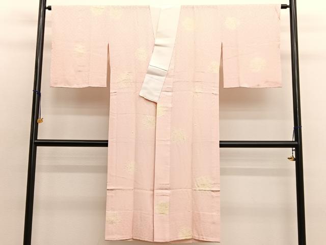 ■■■　サイズ　■■■ 身丈 128.5cm（肩から） 裄丈 63cm 袖丈 48cm　縫込み 5.5cm 袖幅 32cm 前幅 28cm 後幅 30.5cm 着物縫いこみ 内揚げ 5.5cm 裄 お袖側 約3.5cm　身頃側 約2cm ■■■　商品詳細　■■■ 【正絹】 状態は画像を添付しておりますので、そちらをご確認下さいますよう宜しくお願い致します。 大変上質な逸品になります。 お安く出品致しますので、是非この機会にいかがでしょうか？ ■■■　注意事項　■■■ ■モニター発色の具合により色合いが異なる場合がございます。 ■寸法は多少の誤差が生じる場合がございますのでご了承ください。 ■縫込みの長さが左右非対称の場合は短い部分を記載しております。 左右非対称であってもご返品・お値引き等の保証は出来かねますので、ご了承の上ご購入をお願い致します。 ■シミ等のチェックには注意を払っておりますが、見落としがある場合もございますし、個人の見解も様々ですので神経質な方のご購入はお控えください。 ■箪笥に入っておりました着物や帯なので畳みシワや匂いがあるものもございます。 ■お休みは基本的に土日祝となりますが、その他臨時でお休みする場合がございますのでご了承ください。 ■商品の発送は平日のみの発送となります。 ■夜間と土曜、日曜日はお問い合わせの回答が遅れる場合がございます。 ■当店では、お直し、紋入れ、お手入れ等は承っておりません。 ■生地の状態（ヤケ、経年劣化等）によってはサイズ直しが出来ない場合がございます。 その点もどうかご了承のうえ、ご購入をお願いいたします。 ■弊社で取り扱う商品は一点ものにつき、時期や在庫状況に応じて金額が変更となる場合がございます。 ■検針は行っておりません。予めご了承いただきますようお願いいたします。 ■【洗える着物】と記載のある商品におきましては、商品お届け後に洗濯を行ってしまってからのご返品にはご対応しかねます。 念の為、専門店でのお手入れをお願いいたします。 ■写真に写っている物が全てになります。それ以外の付属品はございませんのでご了承ください。 ■状態に関する写真につきましては、掲載可能な写真枚数に限りがあるため、各箇所につき1枚参考画像を掲載しております。 ■着物のサイズ目安は下記を参考ください↓ ＜女性着物＞　お端折り次第で＋5cm　−1cmが着用可能サイズ 　例）身丈170cmの場合、身長160cm〜175cm ＜男性着物＞　身丈＋約25cm〜27cm程が適応身長 　例）身丈155cmの場合、身長180〜182cm