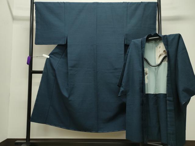 ■■■　サイズ　■■■ 【着物】 身丈 141cm（肩から） 裄丈 68.5cm 袖丈 48.5cm　縫込み 3cm 袖幅 35.5cm 前幅 24.5cm 後幅 30.5cm 着物縫いこみ 内揚げ 8.5cm 裄 お袖側 約1.5cm　身頃側 約2cm 【羽織】 身丈 94cm（肩から） 裄丈 68.5cm 袖丈 52.5cm　縫込み 3.5cm 袖幅 34.5cm 前幅 20cm 後幅 30cm 裄 お袖側 約2cm　身頃側 約1cm ■■■　商品詳細　■■■ 【正絹・未使用】 状態は特に目立ったシミ汚れなどもなく大変良い状態です。 大変上質な逸品になります。 お安く出品致しますので、是非この機会にいかがでしょうか？ ■■■　注意事項　■■■ ■モニター発色の具合により色合いが異なる場合がございます。 ■寸法は多少の誤差が生じる場合がございますのでご了承ください。 ■縫込みの長さが左右非対称の場合は短い部分を記載しております。 左右非対称であってもご返品・お値引き等の保証は出来かねますので、ご了承の上ご購入をお願い致します。 ■シミ等のチェックには注意を払っておりますが、見落としがある場合もございますし、個人の見解も様々ですので神経質な方のご購入はお控えください。 ■箪笥に入っておりました着物や帯なので畳みシワや匂いがあるものもございます。 ■お休みは基本的に土日祝となりますが、その他臨時でお休みする場合がございますのでご了承ください。 ■商品の発送は平日のみの発送となります。 ■夜間と土曜、日曜日はお問い合わせの回答が遅れる場合がございます。 ■当店では、お直し、紋入れ、お手入れ等は承っておりません。 ■生地の状態（ヤケ、経年劣化等）によってはサイズ直しが出来ない場合がございます。 その点もどうかご了承のうえ、ご購入をお願いいたします。 ■弊社で取り扱う商品は一点ものにつき、時期や在庫状況に応じて金額が変更となる場合がございます。 ■検針は行っておりません。予めご了承いただきますようお願いいたします。 ■【洗える着物】と記載のある商品におきましては、商品お届け後に洗濯を行ってしまってからのご返品にはご対応しかねます。 念の為、専門店でのお手入れをお願いいたします。 ■着物のサイズ目安は下記を参考ください↓ ＜女性着物＞　お端折り次第で＋5cm　−1cmが着用可能サイズ 　例）身丈170cmの場合、身長160cm〜175cm ＜男性着物＞　身丈＋約25cm〜27cm程が適応身長 　例）身丈155cmの場合、身長180〜182cm