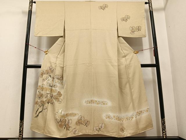 ■■■　サイズ　■■■ 身丈 146cm（肩から） 裄丈 63cm 袖丈 44cm　縫込み 6cm 袖幅 32cm 前幅 22.5cm 後幅 29cm 着物縫いこみ 内揚げ 13cm 裄 お袖側 約4cm　身頃側 約4cm ■■■　商品詳細　■■■ 【正絹】 状態は接写画像のように胴裏・衿山に薄い汚れがございますが その他特に目立ったシミ汚れなどもなく大変良い状態です。 大変上質な逸品になります。 お安く出品致しますので、是非この機会にいかがでしょうか？ ■■■　注意事項　■■■ ■モニター発色の具合により色合いが異なる場合がございます。 ■寸法は多少の誤差が生じる場合がございますのでご了承ください。 ■縫込みの長さが左右非対称の場合は短い部分を記載しております。 左右非対称であってもご返品・お値引き等の保証は出来かねますので、ご了承の上ご購入をお願い致します。 ■シミ等のチェックには注意を払っておりますが、見落としがある場合もございますし、個人の見解も様々ですので神経質な方のご購入はお控えください。 ■箪笥に入っておりました着物や帯なので畳みシワや匂いがあるものもございます。 ■お休みは基本的に土日祝となりますが、その他臨時でお休みする場合がございますのでご了承ください。 ■商品の発送は平日のみの発送となります。 ■夜間と土曜、日曜日はお問い合わせの回答が遅れる場合がございます。 ■当店では、お直し、紋入れ、お手入れ等は承っておりません。 ■生地の状態（ヤケ、経年劣化等）によってはサイズ直しが出来ない場合がございます。 その点もどうかご了承のうえ、ご購入をお願いいたします。 ■弊社で取り扱う商品は一点ものにつき、時期や在庫状況に応じて金額が変更となる場合がございます。 ■検針は行っておりません。予めご了承いただきますようお願いいたします。 ■【洗える着物】と記載のある商品におきましては、商品お届け後に洗濯を行ってしまってからのご返品にはご対応しかねます。 念の為、専門店でのお手入れをお願いいたします。 ■着物のサイズ目安は下記を参考ください↓ ＜女性着物＞　お端折り次第で＋5?　−10?が着用可能サイズ 　例）身丈170?の場合、身長160?〜175? ＜男性着物＞　身丈＋約25?〜27?程が適応身長 　例）身丈155?の場合、身長180〜182?
