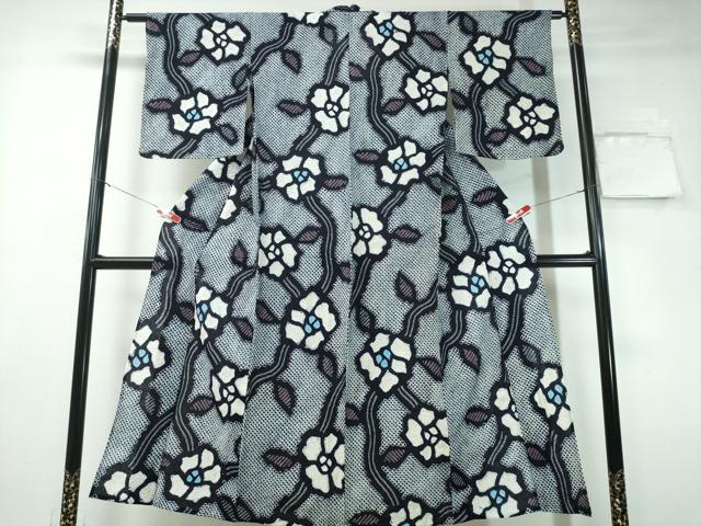 ■■■　サイズ　■■■ 身丈 150cm（肩から） 裄丈 65cm 袖丈 49cm　縫込み 2cm 袖幅 34cm 前幅 24.5cm 後幅 30.5cm 着物縫いこみ 内揚げ 0cm 裄 お袖側 約0cm　身頃側 約0cm ■■■　商品詳細　■■■ 【綿】 状態は特に目立ったシミ汚れなどもなく大変良い状態です。 人気の高い“有松鳴海絞り”の浴衣でございます。 “鳴海絞り”ならではの表情を生み出す立体感と 淡いぼかしで息を吹き込まれ、 今にも動き出しそうな迫力を放っております。 夏祭りや花火大会、これから増えるイベントに連れ立って、 より夏をお楽しみ下さいませ。 大変上質な逸品になります。 お安く出品致しますので、是非この機会にいかがでしょうか？ ■■■　注意事項　■■■ ■モニター発色の具合により色合いが異なる場合がございます。 ■寸法は多少の誤差が生じる場合がございますのでご了承ください。 ■縫込みの長さが左右非対称の場合は短い部分を記載しております。 左右非対称であってもご返品・お値引き等の保証は出来かねますので、ご了承の上ご購入をお願い致します。 ■シミ等のチェックには注意を払っておりますが、見落としがある場合もございますし、個人の見解も様々ですので神経質な方のご購入はお控えください。 ■箪笥に入っておりました着物や帯なので畳みシワや匂いがあるものもございます。 ■お休みは基本的に土日祝となりますが、その他臨時でお休みする場合がございますのでご了承ください。 ■商品の発送は平日のみの発送となります。 ■夜間と土曜、日曜日はお問い合わせの回答が遅れる場合がございます。 ■当店では、お直し、紋入れ、お手入れ等は承っておりません。 ■生地の状態（ヤケ、経年劣化等）によってはサイズ直しが出来ない場合がございます。 その点もどうかご了承のうえ、ご購入をお願いいたします。 ■弊社で取り扱う商品は一点ものにつき、時期や在庫状況に応じて金額が変更となる場合がございます。 ■検針は行っておりません。予めご了承いただきますようお願いいたします。 ■【洗える着物】と記載のある商品におきましては、商品お届け後に洗濯を行ってしまってからのご返品にはご対応しかねます。 念の為、専門店でのお手入れをお願いいたします。 ■着物のサイズ目安は下記を参考ください↓ ＜女性着物＞　お端折り次第で＋5?　−10?が着用可能サイズ 　例）身丈170?の場合、身長160?〜175? ＜男性着物＞　身丈＋約25?〜27?程が適応身長 　例）身丈155?の場合、身長180〜182?