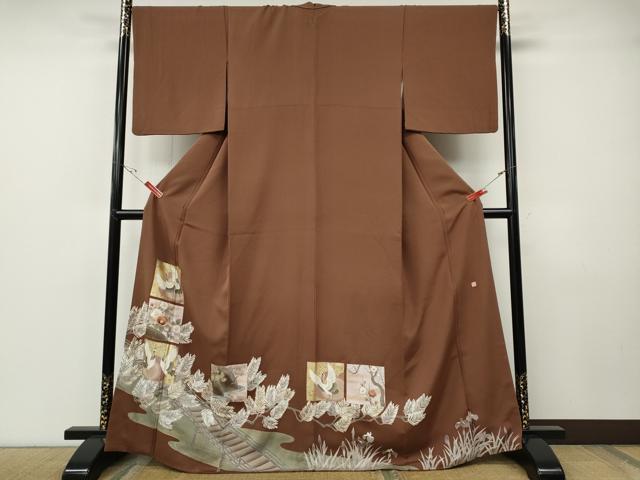 ■■■　サイズ　■■■ 身丈 167cm（肩から） 裄丈 66.5cm 袖丈 49.5cm　縫込み 7cm 袖幅 34cm 前幅 24.5cm 後幅 30.5cm 着物縫いこみ 内揚げ 8cm 裄 お袖側 約2.5cm　身頃側 約1cm ■■■　商品詳細　■■■ 【正絹・一つ紋】 状態は接写画像のように八掛に薄い汚れがございますが その他特に目立ったシミ汚れなどもなく大変良い状態です。 大変上質な逸品になります。 お安く出品致しますので、是非この機会にいかがでしょうか？ ■■■　注意事項　■■■ ■モニター発色の具合により色合いが異なる場合がございます。 ■寸法は多少の誤差が生じる場合がございますのでご了承ください。 ■縫込みの長さが左右非対称の場合は短い部分を記載しております。 左右非対称であってもご返品・お値引き等の保証は出来かねますので、ご了承の上ご購入をお願い致します。 ■シミ等のチェックには注意を払っておりますが、見落としがある場合もございますし、個人の見解も様々ですので神経質な方のご購入はお控えください。 ■箪笥に入っておりました着物や帯なので畳みシワや匂いがあるものもございます。 ■お休みは基本的に土日祝となりますが、その他臨時でお休みする場合がございますのでご了承ください。 ■商品の発送は平日のみの発送となります。 ■夜間と土曜、日曜日はお問い合わせの回答が遅れる場合がございます。 ■当店では、お直し、紋入れ、お手入れ等は承っておりません。 ■生地の状態（ヤケ、経年劣化等）によってはサイズ直しが出来ない場合がございます。 その点もどうかご了承のうえ、ご購入をお願いいたします。 ■弊社で取り扱う商品は一点ものにつき、時期や在庫状況に応じて金額が変更となる場合がございます。 ■検針は行っておりません。予めご了承いただきますようお願いいたします。 ■【洗える着物】と記載のある商品におきましては、商品お届け後に洗濯を行ってしまってからのご返品にはご対応しかねます。 念の為、専門店でのお手入れをお願いいたします。 ■着物のサイズ目安は下記を参考ください↓ ＜女性着物＞　お端折り次第で＋5cm　−1cmが着用可能サイズ 　例）身丈170cmの場合、身長160cm〜175cm ＜男性着物＞　身丈＋約25cm〜27cm程が適応身長 　例）身丈155cmの場合、身長180〜182cm