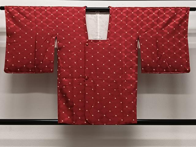 ■■■　サイズ　■■■ 身丈 79cm（肩から） 裄丈 63cm 袖丈 46cm　縫込み 8.5cm 袖幅 32.5cm 前幅 18cm 後幅 27cm 裄 お袖側 約1.5cm　身頃側 約3.5cm ■■■　商品詳細　■■■ 【正絹・未使用】 状態は特に目立ったシミ汚れなどもなく大変良い状態です。 大変上質な逸品になります。 お安く出品致しますので、是非この機会にいかがでしょうか？ ■■■　注意事項　■■■ ■モニター発色の具合により色合いが異なる場合がございます。 ■寸法は多少の誤差が生じる場合がございますのでご了承ください。 ■縫込みの長さが左右非対称の場合は短い部分を記載しております。 左右非対称であってもご返品・お値引き等の保証は出来かねますので、ご了承の上ご購入をお願い致します。 ■シミ等のチェックには注意を払っておりますが、見落としがある場合もございますし、個人の見解も様々ですので神経質な方のご購入はお控えください。 ■箪笥に入っておりました着物や帯なので畳みシワや匂いがあるものもございます。 ■お休みは基本的に土日祝となりますが、その他臨時でお休みする場合がございますのでご了承ください。 ■商品の発送は平日のみの発送となります。 ■夜間と土曜、日曜日はお問い合わせの回答が遅れる場合がございます。 ■当店では、お直し、紋入れ、お手入れ等は承っておりません。 ■生地の状態（ヤケ、経年劣化等）によってはサイズ直しが出来ない場合がございます。 その点もどうかご了承のうえ、ご購入をお願いいたします。 ■弊社で取り扱う商品は一点ものにつき、時期や在庫状況に応じて金額が変更となる場合がございます。 ■検針は行っておりません。予めご了承いただきますようお願いいたします。 ■【洗える着物】と記載のある商品におきましては、商品お届け後に洗濯を行ってしまってからのご返品にはご対応しかねます。 念の為、専門店でのお手入れをお願いいたします。 ■写真に写っている物が全てになります。それ以外の付属品はございませんのでご了承ください。 ■状態に関する写真につきましては、掲載可能な写真枚数に限りがあるため、各箇所につき1枚参考画像を掲載しております。 ■着物のサイズ目安は下記を参考ください↓ ＜女性着物＞　お端折り次第で＋5cm　−1cmが着用可能サイズ 　例）身丈170cmの場合、身長160cm〜175cm ＜男性着物＞　身丈＋約25cm〜27cm程が適応身長 　例）身丈155cmの場合、身長180〜182cm