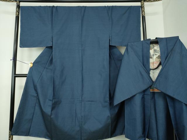 ■■■　サイズ　■■■ 【着物】 身丈 147cm（肩から） 裄丈 69cm 袖丈 48.5cm　縫込み 2.5cm 袖幅 34.5cm 前幅 24cm 後幅 30cm 着物縫いこみ 内揚げ 6.5cm 裄 お袖側 約1cm　身頃側 約1.5cm 【羽織】 身丈 90.5cm（肩から） 裄丈 70.5cm 袖丈 48.5cm　縫込み 3.5cm 袖幅 35cm 前幅 19cm 後幅 30.5cm 裄 お袖側 約1cm　身頃側 約3cm ■■■　商品詳細　■■■ 【正絹・未使用】 着物の状態は特に目立ったシミ汚れなどもなく大変良い状態です。 羽織の状態は接写画像のように羽裏に薄いアクがございますがその他表地は特に目立ったシミ汚れなどもなく大変良い状態です。 大変上質な逸品になります。 お安く出品致しますので、是非この機会にいかがでしょうか？ ■■■　注意事項　■■■ ■モニター発色の具合により色合いが異なる場合がございます。 ■寸法は多少の誤差が生じる場合がございますのでご了承ください。 ■縫込みの長さが左右非対称の場合は短い部分を記載しております。 左右非対称であってもご返品・お値引き等の保証は出来かねますので、ご了承の上ご購入をお願い致します。 ■シミ等のチェックには注意を払っておりますが、見落としがある場合もございますし、個人の見解も様々ですので神経質な方のご購入はお控えください。 ■箪笥に入っておりました着物や帯なので畳みシワや匂いがあるものもございます。 ■お休みは基本的に土日祝となりますが、その他臨時でお休みする場合がございますのでご了承ください。 ■商品の発送は平日のみの発送となります。 ■夜間と土曜、日曜日はお問い合わせの回答が遅れる場合がございます。 ■当店では、お直し、紋入れ、お手入れ等は承っておりません。 ■生地の状態（ヤケ、経年劣化等）によってはサイズ直しが出来ない場合がございます。 その点もどうかご了承のうえ、ご購入をお願いいたします。 ■弊社で取り扱う商品は一点ものにつき、時期や在庫状況に応じて金額が変更となる場合がございます。 ■検針は行っておりません。予めご了承いただきますようお願いいたします。 ■【洗える着物】と記載のある商品におきましては、商品お届け後に洗濯を行ってしまってからのご返品にはご対応しかねます。 念の為、専門店でのお手入れをお願いいたします。 ■写真に写っている物が全てになります。それ以外の付属品はございませんのでご了承ください。 ■状態に関する写真につきましては、掲載可能な写真枚数に限りがあるため、各箇所につき1枚参考画像を掲載しております。 ■着物のサイズ目安は下記を参考ください↓ ＜女性着物＞　お端折り次第で＋5cm　−1cmが着用可能サイズ 　例）身丈170cmの場合、身長160cm〜175cm ＜男性着物＞　身丈＋約25cm〜27cm程が適応身長 　例）身丈155cmの場合、身長180〜182cm