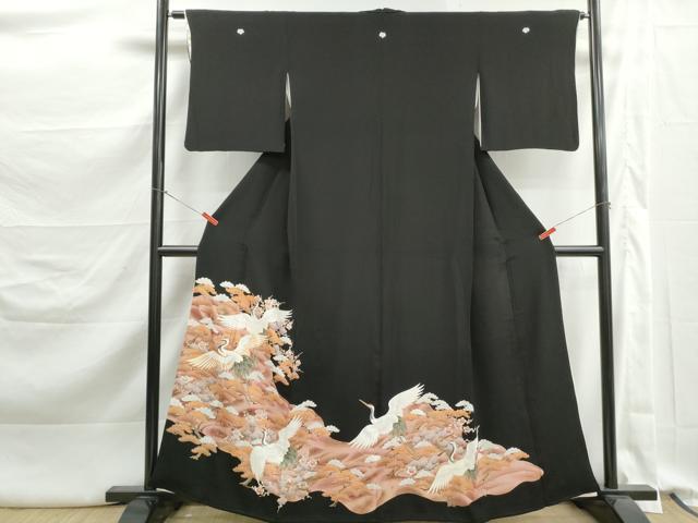 ■■■　サイズ　■■■ 身丈 159cm（肩から） 裄丈 63cm 袖丈 48cm　縫込み 3cm 袖幅 32cm 前幅 24cm 後幅 30cm 着物縫いこみ 内揚げ 0cm 裄 お袖側 約0cm　身頃側 約2cm ■■■　商品詳細　■■■ 【正絹・五つ紋・比翼仕立て】 状態は画像を添付しておりますので、そちらをご確認下さいますよう宜しくお願い致します。 大変上質な逸品になります。 お安く出品致しますので、是非この機会にいかがでしょうか？ ■■■　注意事項　■■■ ■モニター発色の具合により色合いが異なる場合がございます。 ■寸法は多少の誤差が生じる場合がございますのでご了承ください。 ■縫込みの長さが左右非対称の場合は短い部分を記載しております。 左右非対称であってもご返品・お値引き等の保証は出来かねますので、ご了承の上ご購入をお願い致します。 ■シミ等のチェックには注意を払っておりますが、見落としがある場合もございますし、個人の見解も様々ですので神経質な方のご購入はお控えください。 ■箪笥に入っておりました着物や帯なので畳みシワや匂いがあるものもございます。 ■お休みは基本的に土日祝となりますが、その他臨時でお休みする場合がございますのでご了承ください。 ■商品の発送は平日のみの発送となります。 ■夜間と土曜、日曜日はお問い合わせの回答が遅れる場合がございます。 ■当店では、お直し、紋入れ、お手入れ等は承っておりません。 ■生地の状態（ヤケ、経年劣化等）によってはサイズ直しが出来ない場合がございます。 その点もどうかご了承のうえ、ご購入をお願いいたします。 ■弊社で取り扱う商品は一点ものにつき、時期や在庫状況に応じて金額が変更となる場合がございます。 ■検針は行っておりません。予めご了承いただきますようお願いいたします。 ■【洗える着物】と記載のある商品におきましては、商品お届け後に洗濯を行ってしまってからのご返品にはご対応しかねます。 念の為、専門店でのお手入れをお願いいたします。 ■写真に写っている物が全てになります。それ以外の付属品はございませんのでご了承ください。 ■状態に関する写真につきましては、掲載可能な写真枚数に限りがあるため、各箇所につき1枚参考画像を掲載しております。 ■着物のサイズ目安は下記を参考ください↓ ＜女性着物＞　お端折り次第で＋5cm　−1cmが着用可能サイズ 　例）身丈170cmの場合、身長160cm〜175cm ＜男性着物＞　身丈＋約25cm〜27cm程が適応身長 　例）身丈155cmの場合、身長180〜182cm