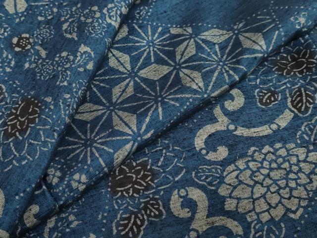 ■■■　サイズ　■■■ 身丈 157.5cm（肩から） 裄丈 64cm 袖丈 49.5cm　縫込み 2cm 袖幅 33cm 前幅 27.5cm 後幅 29.5cm 着物縫いこみ 内揚げ 0cm 裄 お袖側 約1cm　身頃側 約1cm ■■■　商品詳細　■■■ 【正絹】 状態は接写画像のように八掛に薄い汚れがございますが その他特に目立ったシミ汚れなどもなく大変良い状態です。 大変上質な逸品になります。 お安く出品致しますので、是非この機会にいかがでしょうか？ ■■■　注意事項　■■■ ■モニター発色の具合により色合いが異なる場合がございます。 ■寸法は多少の誤差が生じる場合がございますのでご了承ください。 ■縫込みの長さが左右非対称の場合は短い部分を記載しております。 左右非対称であってもご返品・お値引き等の保証は出来かねますので、ご了承の上ご購入をお願い致します。 ■シミ等のチェックには注意を払っておりますが、見落としがある場合もございますし、個人の見解も様々ですので神経質な方のご購入はお控えください。 ■箪笥に入っておりました着物や帯なので畳みシワや匂いがあるものもございます。 ■お休みは基本的に土日祝となりますが、その他臨時でお休みする場合がございますのでご了承ください。 ■商品の発送は平日のみの発送となります。 ■夜間と土曜、日曜日はお問い合わせの回答が遅れる場合がございます。 ■当店では、お直し、紋入れ、お手入れ等は承っておりません。 ■生地の状態（ヤケ、経年劣化等）によってはサイズ直しが出来ない場合がございます。 その点もどうかご了承のうえ、ご購入をお願いいたします。 ■弊社で取り扱う商品は一点ものにつき、時期や在庫状況に応じて金額が変更となる場合がございます。 ■検針は行っておりません。予めご了承いただきますようお願いいたします。 ■【洗える着物】と記載のある商品におきましては、商品お届け後に洗濯を行ってしまってからのご返品にはご対応しかねます。 念の為、専門店でのお手入れをお願いいたします。 ■着物のサイズ目安は下記を参考ください↓ ＜女性着物＞　お端折り次第で＋5?　−10?が着用可能サイズ 　例）身丈170?の場合、身長160?〜175? ＜男性着物＞　身丈＋約25?〜27?程が適応身長 　例）身丈155?の場合、身長180〜182?