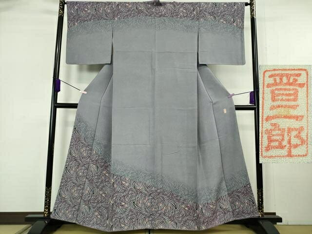■■■　サイズ　■■■ 身丈 158cm（肩から） 裄丈 65cm 袖丈 48cm　 縫込み 4cm 袖幅 33cm 前幅 24cm 後幅 30cm 着物縫いこみ 内揚げ 11.5cm 裄 お袖側 約 3cm　身頃側 約 3cm ■■■　商品詳細　■■■ 【正絹】 状態は接写画像のように 下前おくみ落款部分に若干のシミがございますが その他特に目立ったシミ汚れなどもなく大変良い状態です。 琉球紅型は沖縄の地に生まれ育ち、 何度となく衰退の危機を辿りながらも、 今なお、新しい風を吹かせ、新しい感性を含み、 それでいて琉球独特の雰囲気を併せ持っています。 赤、黄、青、緑、紫を基調にした色で華やかに染上げられる紅型は、 太陽の下で光を受け鮮やかな文様が浮かび上がります。 紅型は琉球王府、首里、浦添を中心に、婦人の礼装として、 また神事に関する古式の服装として摺込みの手法で染められたのが、 琉球紅型のおこりだといわれています。 その後、14～15世紀、中国や東南アジアとの海外交易により 中国の印花布の技法や印度、ジャワなどの染色技法が伝わります。 やがて沖縄の気候風土と自然に育まれながら、 沖縄独自の紅型が誕生したのです。 大変上質な極上の逸品になります。 お安く出品致しますので、是非この機会にいかがでしょうか？ ■■■　注意事項　■■■ ■モニター発色の具合により色合いが異なる場合がございます。 ■寸法は多少の誤差が生じる場合がございますのでご了承ください。 ■縫込みの長さが左右非対称の場合は短い部分を記載しております。 左右非対称であってもご返品・お値引き等の保証は出来かねますので、ご了承の上ご購入をお願い致します。 ■シミ等のチェックには注意を払っておりますが、見落としがある場合もございますし、個人の見解も様々ですので神経質な方のご購入はお控えください。 ■箪笥に入っておりました着物や帯なので畳みシワや匂いがあるものもございます。 ■お休みは基本的に土日祝となりますが、その他臨時でお休みする場合がございますのでご了承ください。 ■商品の発送は平日のみの発送となります。 ■夜間と土曜、日曜日はお問い合わせの回答が遅れる場合がございます。 ■当店では、お直し、紋入れ、お手入れ等は承っておりません。 ■生地の状態（ヤケ、経年劣化等）によってはサイズ直しが出来ない場合がございます。 その点もどうかご了承のうえ、ご購入をお願いいたします。 ■弊社で取り扱う商品は一点ものにつき、時期や在庫状況に応じて金額が変更となる場合がございます。 ■検針は行っておりません。予めご了承いただきますようお願いいたします。 ■【洗える着物】と記載のある商品におきましては、商品お届け後に洗濯を行ってしまってからのご返品にはご対応しかねます。 念の為、専門店でのお手入れをお願いいたします。 ■写真に写っている物が全てになります。 それ以外の付属品はございませんのでご了承ください。 ■着物のサイズ目安は下記を参考ください↓ ＜女性着物＞　お端折り次第で＋5cm　－10cmが着用可能サイズ 　例）身丈170cmの場合、身長160cm～175cm ＜男性着物＞　身丈＋約25cm～27cm程が適応身長 　例）身丈155cmの場合、身長180cm～182cm