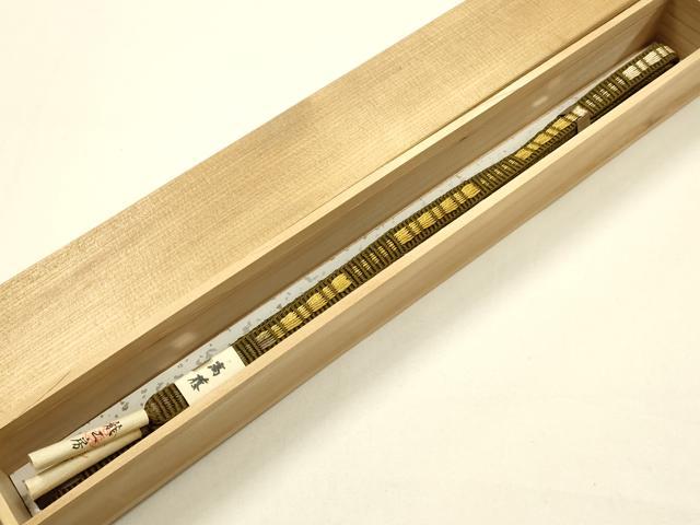 ■■■　サイズ　■■■ 長さ　約149.5cm（房を除く） ■■■　商品詳細　■■■ 【正絹・未使用】 状態は特に目立ったシミ汚れなどもなく大変良い状態です。 大変上質な逸品になります。 お安く出品致しますので、是非この機会にいかがでしょうか？ ■■■　注意事項　■■■ ■モニター発色の具合により色合いが異なる場合がございます。 ■寸法は多少の誤差が生じる場合がございますのでご了承ください。 ■縫込みの長さが左右非対称の場合は短い部分を記載しております。 左右非対称であってもご返品・お値引き等の保証は出来かねますので、ご了承の上ご購入をお願い致します。 ■シミ等のチェックには注意を払っておりますが、見落としがある場合もございますし、個人の見解も様々ですので神経質な方のご購入はお控えください。 ■箪笥に入っておりました着物や帯なので畳みシワや匂いがあるものもございます。 ■お休みは基本的に土日祝となりますが、その他臨時でお休みする場合がございますのでご了承ください。 ■商品の発送は平日のみの発送となります。 ■夜間と土曜、日曜日はお問い合わせの回答が遅れる場合がございます。 ■当店では、お直し、紋入れ、お手入れ等は承っておりません。 ■生地の状態（ヤケ、経年劣化等）によってはサイズ直しが出来ない場合がございます。 その点もどうかご了承のうえ、ご購入をお願いいたします。 ■弊社で取り扱う商品は一点ものにつき、時期や在庫状況に応じて金額が変更となる場合がございます。 ■検針は行っておりません。予めご了承いただきますようお願いいたします。 ■【洗える着物】と記載のある商品におきましては、商品お届け後に洗濯を行ってしまってからのご返品にはご対応しかねます。 念の為、専門店でのお手入れをお願いいたします。 ■着物のサイズ目安は下記を参考ください↓ ＜女性着物＞　お端折り次第で＋5cm　−1cmが着用可能サイズ 　例）身丈170cmの場合、身長160cm〜175cm ＜男性着物＞　身丈＋約25cm〜27cm程が適応身長 　例）身丈155cmの場合、身長180〜182cm