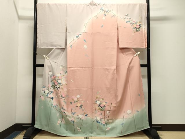 ■■■　サイズ　■■■ 身丈 164.5cm（肩から） 裄丈 70.5cm 袖丈 57cm　縫込み 5.5cm 袖幅 36.5cm 前幅 24.5cm 後幅 30.5cm 着物縫いこみ 内揚げ 0cm 裄 お袖側 約1cm　身頃側 約1.5cm ■■■　商品詳細　■■■ 【正絹】 状態は特に目立ったシミ汚れなどもなく大変良い状態です。 大変上質な逸品になります。 お安く出品致しますので、是非この機会にいかがでしょうか？ ■■■　注意事項　■■■ ■モニター発色の具合により色合いが異なる場合がございます。 ■寸法は多少の誤差が生じる場合がございますのでご了承ください。 ■縫込みの長さが左右非対称の場合は短い部分を記載しております。 左右非対称であってもご返品・お値引き等の保証は出来かねますので、ご了承の上ご購入をお願い致します。 ■シミ等のチェックには注意を払っておりますが、見落としがある場合もございますし、個人の見解も様々ですので神経質な方のご購入はお控えください。 ■箪笥に入っておりました着物や帯なので畳みシワや匂いがあるものもございます。 ■お休みは基本的に土日祝となりますが、その他臨時でお休みする場合がございますのでご了承ください。 ■商品の発送は平日のみの発送となります。 ■夜間と土曜、日曜日はお問い合わせの回答が遅れる場合がございます。 ■当店では、お直し、紋入れ、お手入れ等は承っておりません。 ■生地の状態（ヤケ、経年劣化等）によってはサイズ直しが出来ない場合がございます。 その点もどうかご了承のうえ、ご購入をお願いいたします。 ■弊社で取り扱う商品は一点ものにつき、時期や在庫状況に応じて金額が変更となる場合がございます。 ■検針は行っておりません。予めご了承いただきますようお願いいたします。 ■【洗える着物】と記載のある商品におきましては、商品お届け後に洗濯を行ってしまってからのご返品にはご対応しかねます。 念の為、専門店でのお手入れをお願いいたします。 ■写真に写っている物が全てになります。それ以外の付属品はございませんのでご了承ください。 ■状態に関する写真につきましては、掲載可能な写真枚数に限りがあるため、各箇所につき1枚参考画像を掲載しております。 ■着物のサイズ目安は下記を参考ください↓ ＜女性着物＞　お端折り次第で＋5cm　−1cmが着用可能サイズ 　例）身丈170cmの場合、身長160cm〜175cm ＜男性着物＞　身丈＋約25cm〜27cm程が適応身長 　例）身丈155cmの場合、身長180〜182cm