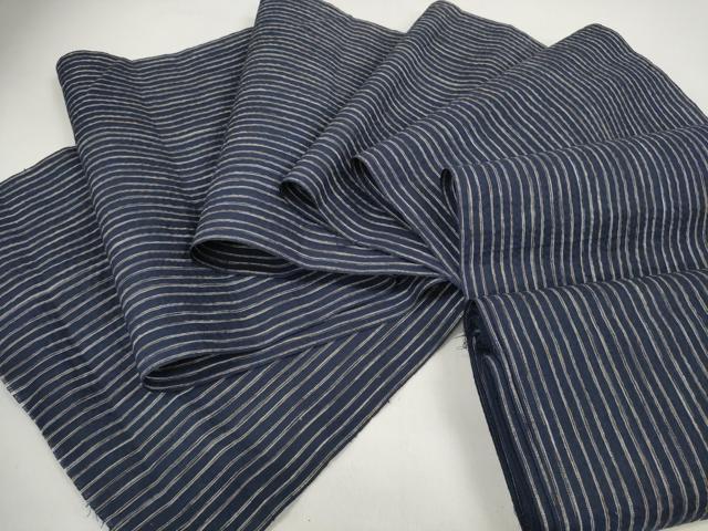 ■■■　サイズ　■■■ 長さ　　着尺分あり 幅　　　約36cm ■■■　商品詳細　■■■ 【綿・未使用】 状態は特に目立ったシミ汚れなどもなく大変良い状態です。 徳島県の伝統的な綿織物で、 国によって伝統的工芸品に指定されている阿波しじら織。 かつて徳島藩では庶民の絹織物の着用が禁じられており、 綿織物をよりお洒落に楽しみたいという人々の思いから生まれた織物です。 経糸の伸縮性を利用した、独特のしぼのある風合いが 素朴な魅力に満ちていて、なんといっても先染め糸で 織り表された柄が気取らないお洒落さを感じさせます。 また、木綿の肌触りも大変優しくさらさらしており、 吸湿性に優れていますので蒸れずに快適な着物姿を楽しめます。 大変上質な逸品になります。 お安く出品致しますので、是非この機会にいかがでしょうか？ ■■■　注意事項　■■■ ■モニター発色の具合により色合いが異なる場合がございます。 ■寸法は多少の誤差が生じる場合がございますのでご了承ください。 ■縫込みの長さが左右非対称の場合は短い部分を記載しております。 左右非対称であってもご返品・お値引き等の保証は出来かねますので、ご了承の上ご購入をお願い致します。 ■シミ等のチェックには注意を払っておりますが、見落としがある場合もございますし、個人の見解も様々ですので神経質な方のご購入はお控えください。 ■箪笥に入っておりました着物や帯なので畳みシワや匂いがあるものもございます。 ■お休みは基本的に土日祝となりますが、その他臨時でお休みする場合がございますのでご了承ください。 ■商品の発送は平日のみの発送となります。 ■夜間と土曜、日曜日はお問い合わせの回答が遅れる場合がございます。 ■当店では、お直し、紋入れ、お手入れ等は承っておりません。 ■生地の状態（ヤケ、経年劣化等）によってはサイズ直しが出来ない場合がございます。 その点もどうかご了承のうえ、ご購入をお願いいたします。 ■弊社で取り扱う商品は一点ものにつき、時期や在庫状況に応じて金額が変更となる場合がございます。 ■検針は行っておりません。予めご了承いただきますようお願いいたします。 ■【洗える着物】と記載のある商品におきましては、商品お届け後に洗濯を行ってしまってからのご返品にはご対応しかねます。 念の為、専門店でのお手入れをお願いいたします。 ■着物のサイズ目安は下記を参考ください↓ ＜女性着物＞　お端折り次第で＋5cm　−1cmが着用可能サイズ 　例）身丈170cmの場合、身長160cm〜175cm ＜男性着物＞　身丈＋約25cm〜27cm程が適応身長 　例）身丈155cmの場合、身長180〜182cm