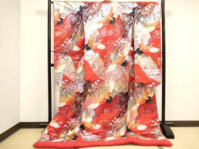 ■■■　サイズ　■■■ 身丈 193cm（肩から） 裄丈 66cm 袖丈 106.5cm　縫込み 4.5cm 袖幅 34cm 前幅 27cm 後幅 31cm 着物縫いこみ 内揚げ 0cm 裄 お袖側 約2cm　身頃側 約2cm ■■■　商品詳細　■■■ 【正絹】 状態は接写画像のように後身頃に糸ヨレがございますが その他特に目立ったシミ汚れなどもなく大変良い状態です。 大変上質な逸品になります。 お安く出品致しますので、是非この機会にいかがでしょうか？ ■■■　注意事項　■■■ ■シミ等のチェックには注意を払っておりますが、見落としがある場合もございますし、個人の見解も様々ですので神経質な方のご購入はお控えください。 ■汚れやシミの種類につきましては、専門ではない為、正確な判別が難しく商品説明では種類を特定せず、汚れやシミと記載させております。 恐れ入りますが、ご了承くださいますようお願い申し上げます。 ■箪笥に入っておりました着物や帯なので畳みシワや匂いがあるものもございます。 ■お休みは基本的に土日祝となりますが、その他臨時でお休みする場合がございますのでご了承ください。 ■商品の発送は平日のみの発送となります。 ■夜間と土曜、日曜日はお問い合わせの回答が遅れる場合がございます。 ■当店では、お直し、紋入れ、お手入れ等は承っておりません。 ■生地の状態（ヤケ、経年劣化等）によってはサイズ直しが出来ない場合がございます。 その点もどうかご了承のうえ、ご購入をお願いいたします。 ■弊社で取り扱う商品は一点ものにつき、時期や在庫状況に応じて金額が変更となる場合がございます。 ■検針は行っておりません。予めご了承いただきますようお願いいたします。 ■【洗える着物】と記載のある商品におきましては、商品お届け後に洗濯を行ってしまってからのご返品にはご対応しかねます。 念の為、専門店でのお手入れをお願いいたします。 ■写真に写っている物が全てになります。 それ以外の付属品はございませんのでご了承ください。 ■状態に関する写真につきましては、掲載可能な写真枚数に限りがあるため、 各箇所につき1枚参考画像を掲載しております。 ■着物のサイズ目安は下記を参考ください↓ ＜女性着物＞　お端折り次第で＋5cm　−10cmが着用可能サイズ 　例）身丈170cmの場合、身長160cm〜175cm ＜男性着物＞　身丈＋約25cm〜27cm程が適応身長 　例）身丈155cmの場合、身長180cm〜182cm