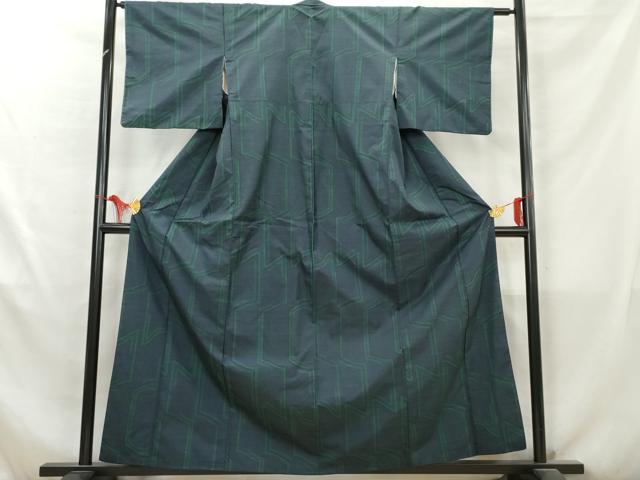 ■■■　サイズ　■■■ 身丈 157cm（肩から） 裄丈 63cm 袖丈 46.5cm　縫込み 5cm 袖幅 33cm 前幅 22.5cm 後幅 28cm 着物縫いこみ 内揚げ 2.5cm 裄 お袖側 約2cm　身頃側 約3cm ■■■　商品詳細　■■■ 【正絹】 状態は特に目立ったシミ汚れなどもなく大変良い状態です。 大変上質な逸品になります。 お安く出品致しますので、是非この機会にいかがでしょうか？ ■■■　注意事項　■■■ ■モニター発色の具合により色合いが異なる場合がございます。 ■寸法は多少の誤差が生じる場合がございますのでご了承ください。 ■縫込みの長さが左右非対称の場合は短い部分を記載しております。 左右非対称であってもご返品・お値引き等の保証は出来かねますので、ご了承の上ご購入をお願い致します。 ■シミ等のチェックには注意を払っておりますが、見落としがある場合もございますし、個人の見解も様々ですので神経質な方のご購入はお控えください。 ■箪笥に入っておりました着物や帯なので畳みシワや匂いがあるものもございます。 ■お休みは基本的に土日祝となりますが、その他臨時でお休みする場合がございますのでご了承ください。 ■商品の発送は平日のみの発送となります。 ■夜間と土曜、日曜日はお問い合わせの回答が遅れる場合がございます。 ■当店では、お直し、紋入れ、お手入れ等は承っておりません。 ■生地の状態（ヤケ、経年劣化等）によってはサイズ直しが出来ない場合がございます。 その点もどうかご了承のうえ、ご購入をお願いいたします。 ■弊社で取り扱う商品は一点ものにつき、時期や在庫状況に応じて金額が変更となる場合がございます。 ■検針は行っておりません。予めご了承いただきますようお願いいたします。 ■【洗える着物】と記載のある商品におきましては、商品お届け後に洗濯を行ってしまってからのご返品にはご対応しかねます。 念の為、専門店でのお手入れをお願いいたします。 ■着物のサイズ目安は下記を参考ください↓ ＜女性着物＞　お端折り次第で＋5cm　−1cmが着用可能サイズ 　例）身丈170cmの場合、身長160cm〜175cm ＜男性着物＞　身丈＋約25cm〜27cm程が適応身長 　例）身丈155cmの場合、身長180〜182cm