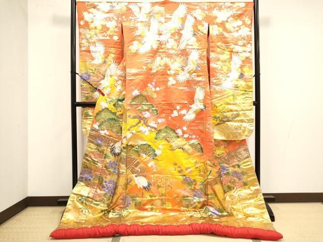 ■■■　サイズ　■■■ 身丈 196cm（肩から） 裄丈 66.5cm 袖丈 107cm　縫込み 5cm 袖幅 33cm 前幅 27cm 後幅 33cm 着物縫いこみ 内揚げ 0cm 裄 お袖側 約1cm　身頃側 約1cm ■■■　商品詳細　■■■ 【正絹】 状態は接写画像のように表地所々・両袖前後・ふきに薄い汚れがございます。 大変上質な逸品になりますのでぜひお手入れをされてお召しになられてはいかがでしょうか。 お安く出品致しますので、是非この機会にいかがでしょうか？ ■■■　注意事項　■■■ ■シミ等のチェックには注意を払っておりますが、見落としがある場合もございますし、個人の見解も様々ですので神経質な方のご購入はお控えください。 ■汚れやシミの種類につきましては、専門ではない為、正確な判別が難しく商品説明では種類を特定せず、汚れやシミと記載させております。 恐れ入りますが、ご了承くださいますようお願い申し上げます。 ■箪笥に入っておりました着物や帯なので畳みシワや匂いがあるものもございます。 ■お休みは基本的に土日祝となりますが、その他臨時でお休みする場合がございますのでご了承ください。 ■商品の発送は平日のみの発送となります。 ■夜間と土曜、日曜日はお問い合わせの回答が遅れる場合がございます。 ■当店では、お直し、紋入れ、お手入れ等は承っておりません。 ■生地の状態（ヤケ、経年劣化等）によってはサイズ直しが出来ない場合がございます。 その点もどうかご了承のうえ、ご購入をお願いいたします。 ■弊社で取り扱う商品は一点ものにつき、時期や在庫状況に応じて金額が変更となる場合がございます。 ■検針は行っておりません。予めご了承いただきますようお願いいたします。 ■【洗える着物】と記載のある商品におきましては、商品お届け後に洗濯を行ってしまってからのご返品にはご対応しかねます。 念の為、専門店でのお手入れをお願いいたします。 ■写真に写っている物が全てになります。 それ以外の付属品はございませんのでご了承ください。 ■状態に関する写真につきましては、掲載可能な写真枚数に限りがあるため、 各箇所につき1枚参考画像を掲載しております。 ■着物のサイズ目安は下記を参考ください↓ ＜女性着物＞　お端折り次第で＋5cm　−10cmが着用可能サイズ 　例）身丈170cmの場合、身長160cm〜175cm ＜男性着物＞　身丈＋約25cm〜27cm程が適応身長 　例）身丈155cmの場合、身長180cm〜182cm
