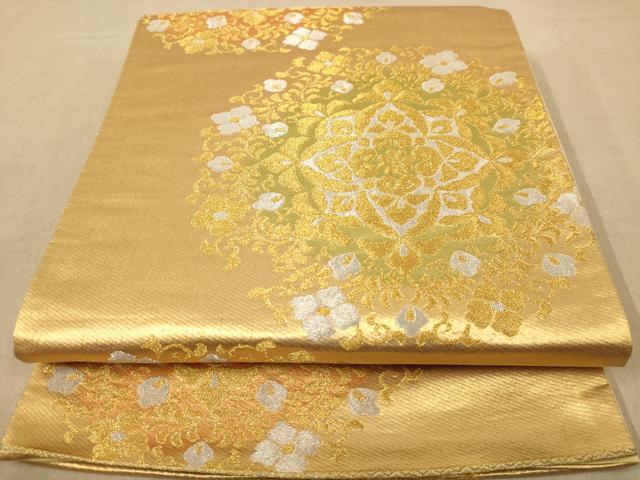 ■■■　サイズ　■■■ 長さ 420cm 幅 30cm程 ■■■　商品詳細　■■■ 【正絹・未仕立て】 詳細に関しましては、画像をご確認ください。 大変上質な逸品になります。 お安く出品致しますので、是非この機会にいかがでしょうか？ ■■■　注意事項　■■■ ■モニター発色の具合により色合いが異なる場合がございます。 ■寸法は多少の誤差が生じる場合がございますのでご了承ください。 ■縫込みの長さが左右非対称の場合は短い部分を記載しております。 左右非対称であってもご返品・お値引き等の保証は出来かねますので、ご了承の上ご購入をお願い致します。 ■シミ等のチェックには注意を払っておりますが、見落としがある場合もございますし、個人の見解も様々ですので神経質な方のご購入はお控えください。 ■箪笥に入っておりました着物や帯なので畳みシワや匂いがあるものもございます。 ■お休みは基本的に土日祝となりますが、その他臨時でお休みする場合がございますのでご了承ください。 ■商品の発送は平日のみの発送となります。 ■夜間と土曜、日曜日はお問い合わせの回答が遅れる場合がございます。 ■当店では、お直し、紋入れ、お手入れ等は承っておりません。 ■生地の状態（ヤケ、経年劣化等）によってはサイズ直しが出来ない場合がございます。 その点もどうかご了承のうえ、ご購入をお願いいたします。 ■弊社で取り扱う商品は一点ものにつき、時期や在庫状況に応じて金額が変更となる場合がございます。 ■検針は行っておりません。予めご了承いただきますようお願いいたします。 ■【洗える着物】と記載のある商品におきましては、商品お届け後に洗濯を行ってしまってからのご返品にはご対応しかねます。 念の為、専門店でのお手入れをお願いいたします。 ■着物のサイズ目安は下記を参考ください↓ ＜女性着物＞　お端折り次第で＋5cm　−1cmが着用可能サイズ 　例）身丈170cmの場合、身長160cm〜175cm ＜男性着物＞　身丈＋約25cm〜27cm程が適応身長 　例）身丈155cmの場合、身長180〜182cm