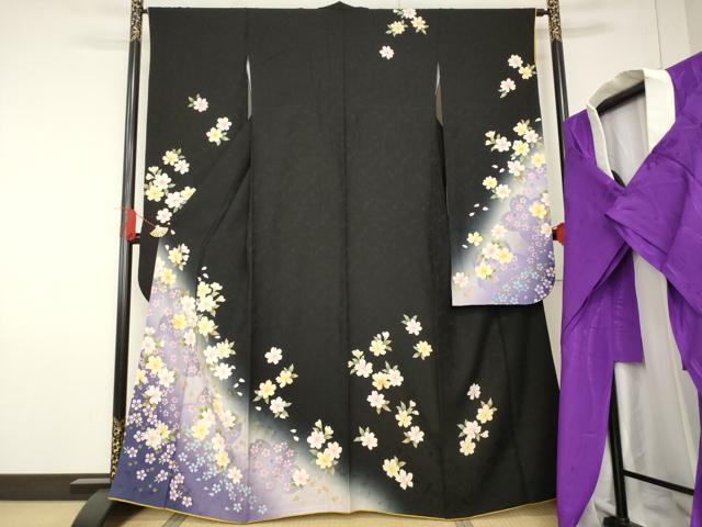 Uramono - 平和屋着物●豪華振袖・長襦袢(袷)セット　舞花文　暈し染め　黒地　金彩　さが美扱い　正絹　逸品　AABF6196ck