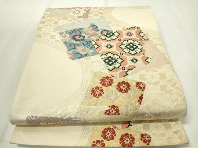 ■■■　サイズ　■■■ 長さ 412cm 幅 30cm程 ■■■　商品詳細　■■■ 【正絹】 詳細に関しましては、画像をご確認ください。 大変上質な逸品になります。 お安く出品致しますので、是非この機会にいかがでしょうか？ ※表面に柄止まりの折山の線汚れがございます。 ■■■　注意事項　■■■ ■モニター発色の具合により色合いが異なる場合がございます。 ■寸法は多少の誤差が生じる場合がございますのでご了承ください。 ■縫込みの長さが左右非対称の場合は短い部分を記載しております。 左右非対称であってもご返品・お値引き等の保証は出来かねますので、ご了承の上ご購入をお願い致します。 ■シミ等のチェックには注意を払っておりますが、見落としがある場合もございますし、個人の見解も様々ですので神経質な方のご購入はお控えください。 ■箪笥に入っておりました着物や帯なので畳みシワや匂いがあるものもございます。 ■お休みは基本的に土日祝となりますが、その他臨時でお休みする場合がございますのでご了承ください。 ■商品の発送は平日のみの発送となります。 ■夜間と土曜、日曜日はお問い合わせの回答が遅れる場合がございます。 ■当店では、お直し、紋入れ、お手入れ等は承っておりません。 ■生地の状態（ヤケ、経年劣化等）によってはサイズ直しが出来ない場合がございます。 その点もどうかご了承のうえ、ご購入をお願いいたします。 ■弊社で取り扱う商品は一点ものにつき、時期や在庫状況に応じて金額が変更となる場合がございます。 ■検針は行っておりません。予めご了承いただきますようお願いいたします。 ■【洗える着物】と記載のある商品におきましては、商品お届け後に洗濯を行ってしまってからのご返品にはご対応しかねます。 念の為、専門店でのお手入れをお願いいたします。 ■着物のサイズ目安は下記を参考ください↓ ＜女性着物＞　お端折り次第で＋5cm　−1cmが着用可能サイズ 　例）身丈170cmの場合、身長160cm〜175cm ＜男性着物＞　身丈＋約25cm〜27cm程が適応身長 　例）身丈155cmの場合、身長180〜182cm