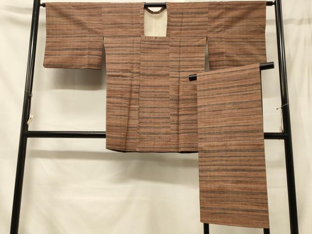 ■■■　サイズ　■■■ 身丈 87cm（肩から） 裄丈 64.5cm 袖丈 40.5cm　縫込み 4cm 袖幅 32.5cm 前幅 18cm 後幅 28cm 裄 お袖側 約3cm　身頃側 約3cm 【ショール】 長さ　145cm程　幅　31cm程 ■■■　商品詳細　■■■ 【正絹】 状態は接写画像のように羽裏に薄い汚れがございますが その他特に目立ったシミ汚れなどもなく大変良い状態です。 大変上質な逸品になります。 お安く出品致しますので、是非この機会にいかがでしょうか？ ■■■　注意事項　■■■ ■モニター発色の具合により色合いが異なる場合がございます。 ■寸法は多少の誤差が生じる場合がございますのでご了承ください。 ■縫込みの長さが左右非対称の場合は短い部分を記載しております。 左右非対称であってもご返品・お値引き等の保証は出来かねますので、ご了承の上ご購入をお願い致します。 ■シミ等のチェックには注意を払っておりますが、見落としがある場合もございますし、個人の見解も様々ですので神経質な方のご購入はお控えください。 ■箪笥に入っておりました着物や帯なので畳みシワや匂いがあるものもございます。 ■お休みは基本的に土日祝となりますが、その他臨時でお休みする場合がございますのでご了承ください。 ■商品の発送は平日のみの発送となります。 ■夜間と土曜、日曜日はお問い合わせの回答が遅れる場合がございます。 ■当店では、お直し、紋入れ、お手入れ等は承っておりません。 ■生地の状態（ヤケ、経年劣化等）によってはサイズ直しが出来ない場合がございます。 その点もどうかご了承のうえ、ご購入をお願いいたします。 ■弊社で取り扱う商品は一点ものにつき、時期や在庫状況に応じて金額が変更となる場合がございます。 ■検針は行っておりません。予めご了承いただきますようお願いいたします。 ■【洗える着物】と記載のある商品におきましては、商品お届け後に洗濯を行ってしまってからのご返品にはご対応しかねます。 念の為、専門店でのお手入れをお願いいたします。 ■着物のサイズ目安は下記を参考ください↓ ＜女性着物＞　お端折り次第で＋5cm　−1cmが着用可能サイズ 　例）身丈170cmの場合、身長160cm〜175cm ＜男性着物＞　身丈＋約25cm〜27cm程が適応身長 　例）身丈155cmの場合、身長180〜182cm