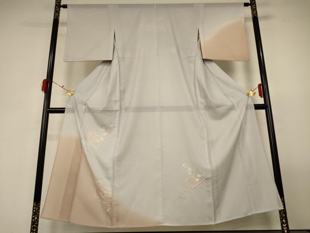 ■■■　サイズ　■■■ 身丈 150cm（肩から） 裄丈 62cm 袖丈 47cm　縫込み 5cm 袖幅 32cm 前幅 24cm 後幅 29cm 着物縫いこみ 内揚げ 5cm 裄 お袖側 約3.5cm　身頃側 約3cm ■■■　商品詳細　■■■ 【正絹】 状態は接写画像のように衿山・両袖に汚れがございますが その他特に目立ったシミ汚れなどもなく大変良い状態です。 大変上質な逸品になります。 お安く出品致しますので、是非この機会にいかがでしょうか？ ■■■　注意事項　■■■ ■モニター発色の具合により色合いが異なる場合がございます。 ■寸法は多少の誤差が生じる場合がございますのでご了承ください。 ■縫込みの長さが左右非対称の場合は短い部分を記載しております。 左右非対称であってもご返品・お値引き等の保証は出来かねますので、ご了承の上ご購入をお願い致します。 ■シミ等のチェックには注意を払っておりますが、見落としがある場合もございますし、個人の見解も様々ですので神経質な方のご購入はお控えください。 ■箪笥に入っておりました着物や帯なので畳みシワや匂いがあるものもございます。 ■お休みは基本的に土日祝となりますが、その他臨時でお休みする場合がございますのでご了承ください。 ■商品の発送は平日のみの発送となります。 ■夜間と土曜、日曜日はお問い合わせの回答が遅れる場合がございます。 ■当店では、お直し、紋入れ、お手入れ等は承っておりません。 ■生地の状態（ヤケ、経年劣化等）によってはサイズ直しが出来ない場合がございます。 その点もどうかご了承のうえ、ご購入をお願いいたします。 ■弊社で取り扱う商品は一点ものにつき、時期や在庫状況に応じて金額が変更となる場合がございます。 ■検針は行っておりません。予めご了承いただきますようお願いいたします。 ■【洗える着物】と記載のある商品におきましては、商品お届け後に洗濯を行ってしまってからのご返品にはご対応しかねます。 念の為、専門店でのお手入れをお願いいたします。 ■写真に写っている物が全てになります。それ以外の付属品はございませんのでご了承ください。 ■状態に関する写真につきましては、掲載可能な写真枚数に限りがあるため、各箇所につき1枚参考画像を掲載しております。 ■着物のサイズ目安は下記を参考ください↓ ＜女性着物＞　お端折り次第で＋5cm　－1cmが着用可能サイズ 　例）身丈170cmの場合、身長160cm～175cm ＜男性着物＞　身丈＋約25cm～27cm程が適応身長 　例）身丈155cmの場合、身長180～182cm