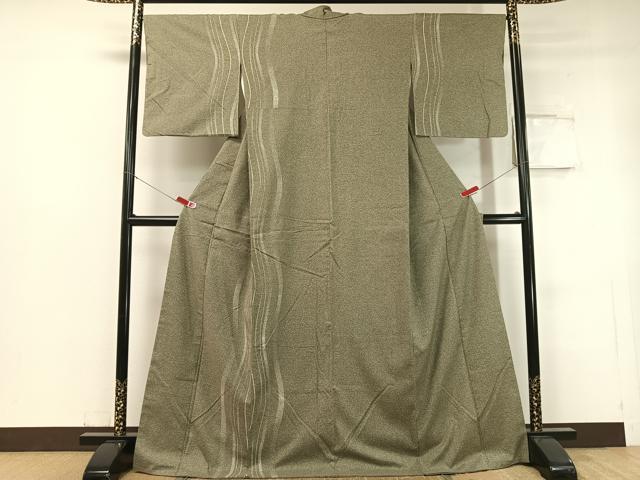 ■■■　サイズ　■■■ 身丈 171cm（肩から） 裄丈 66.5cm 袖丈 48.5cm　縫込み 8.5cm 袖幅 34cm 前幅 23cm 後幅 28.5cm 着物縫いこみ 内揚げ 2cm 裄 お袖側 約2cm　身頃側 約2cm ■■■　商品詳細　■■■ 【正絹】 状態は接写画像のように袖口・後身頃に薄い汚れがございますが その他特に目立ったシミ汚れなどもなく大変良い状態です。 大変上質な逸品になります。 お安く出品致しますので、是非この機会にいかがでしょうか？ ■■■　注意事項　■■■ ■モニター発色の具合により色合いが異なる場合がございます。 ■寸法は多少の誤差が生じる場合がございますのでご了承ください。 ■縫込みの長さが左右非対称の場合は短い部分を記載しております。 左右非対称であってもご返品・お値引き等の保証は出来かねますので、ご了承の上ご購入をお願い致します。 ■シミ等のチェックには注意を払っておりますが、見落としがある場合もございますし、個人の見解も様々ですので神経質な方のご購入はお控えください。 ■箪笥に入っておりました着物や帯なので畳みシワや匂いがあるものもございます。 ■お休みは基本的に土日祝となりますが、その他臨時でお休みする場合がございますのでご了承ください。 ■商品の発送は平日のみの発送となります。 ■夜間と土曜、日曜日はお問い合わせの回答が遅れる場合がございます。 ■当店では、お直し、紋入れ、お手入れ等は承っておりません。 ■生地の状態（ヤケ、経年劣化等）によってはサイズ直しが出来ない場合がございます。 その点もどうかご了承のうえ、ご購入をお願いいたします。 ■弊社で取り扱う商品は一点ものにつき、時期や在庫状況に応じて金額が変更となる場合がございます。 ■検針は行っておりません。予めご了承いただきますようお願いいたします。 ■【洗える着物】と記載のある商品におきましては、商品お届け後に洗濯を行ってしまってからのご返品にはご対応しかねます。 念の為、専門店でのお手入れをお願いいたします。 ■着物のサイズ目安は下記を参考ください↓ ＜女性着物＞　お端折り次第で＋5cm　−1cmが着用可能サイズ 　例）身丈170cmの場合、身長160cm〜175cm ＜男性着物＞　身丈＋約25cm〜27cm程が適応身長 　例）身丈155cmの場合、身長180〜182cm