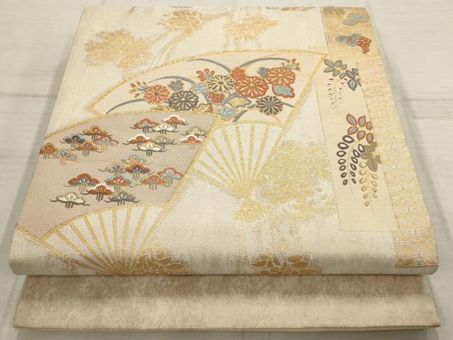 ■■■　サイズ　■■■ 長さ 452cm 幅 31cm程 ■■■　商品詳細　■■■ 【正絹・未仕立て】 状態は接写画像のように表地所々にシミ、裏地に薄い汚れがございます。 大変上質な逸品になりますのでぜひお手入れをされてお召しになられてはいかがでしょうか。 お安く出品致しますので、是非この機会にいかがでしょうか？ ■■■　注意事項　■■■ ■モニター発色の具合により色合いが異なる場合がございます。 ■寸法は多少の誤差が生じる場合がございますのでご了承ください。 ■縫込みの長さが左右非対称の場合は短い部分を記載しております。 左右非対称であってもご返品・お値引き等の保証は出来かねますので、ご了承の上ご購入をお願い致します。 ■シミ等のチェックには注意を払っておりますが、見落としがある場合もございますし、個人の見解も様々ですので神経質な方のご購入はお控えください。 ■箪笥に入っておりました着物や帯なので畳みシワや匂いがあるものもございます。 ■お休みは基本的に土日祝となりますが、その他臨時でお休みする場合がございますのでご了承ください。 ■商品の発送は平日のみの発送となります。 ■夜間と土曜、日曜日はお問い合わせの回答が遅れる場合がございます。 ■当店では、お直し、紋入れ、お手入れ等は承っておりません。 ■生地の状態（ヤケ、経年劣化等）によってはサイズ直しが出来ない場合がございます。 その点もどうかご了承のうえ、ご購入をお願いいたします。 ■弊社で取り扱う商品は一点ものにつき、時期や在庫状況に応じて金額が変更となる場合がございます。 ■検針は行っておりません。予めご了承いただきますようお願いいたします。 ■【洗える着物】と記載のある商品におきましては、商品お届け後に洗濯を行ってしまってからのご返品にはご対応しかねます。 念の為、専門店でのお手入れをお願いいたします。 ■着物のサイズ目安は下記を参考ください↓ ＜女性着物＞　お端折り次第で＋5cm　−1cmが着用可能サイズ 　例）身丈170cmの場合、身長160cm〜175cm ＜男性着物＞　身丈＋約25cm〜27cm程が適応身長 　例）身丈155cmの場合、身長180〜182cm