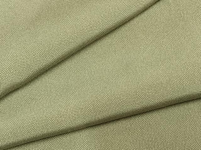 ■■■　サイズ　■■■ 身丈 152cm（肩から） 裄丈 63cm 袖丈 47cm　縫込み 6cm 袖幅 32.5cm 前幅 23cm 後幅 30cm 着物縫いこみ 内揚げ 11cm 裄 お袖側 約3cm　身頃側 約4.5cm ■■■　商品詳細　■■■ 【正絹】 状態は特に目立ったシミ汚れなどもなく大変良い状態です。 大変上質な逸品になります。 お安く出品致しますので、是非この機会にいかがでしょうか？ ■■■　注意事項　■■■ ■モニター発色の具合により色合いが異なる場合がございます。 ■寸法は多少の誤差が生じる場合がございますのでご了承ください。 ■縫込みの長さが左右非対称の場合は短い部分を記載しております。 左右非対称であってもご返品・お値引き等の保証は出来かねますので、ご了承の上ご購入をお願い致します。 ■シミ等のチェックには注意を払っておりますが、見落としがある場合もございますし、個人の見解も様々ですので神経質な方のご購入はお控えください。 ■箪笥に入っておりました着物や帯なので畳みシワや匂いがあるものもございます。 ■お休みは基本的に土日祝となりますが、その他臨時でお休みする場合がございますのでご了承ください。 ■商品の発送は平日のみの発送となります。 ■夜間と土曜、日曜日はお問い合わせの回答が遅れる場合がございます。 ■当店では、お直し、紋入れ、お手入れ等は承っておりません。 ■生地の状態（ヤケ、経年劣化等）によってはサイズ直しが出来ない場合がございます。 その点もどうかご了承のうえ、ご購入をお願いいたします。 ■弊社で取り扱う商品は一点ものにつき、時期や在庫状況に応じて金額が変更となる場合がございます。 ■検針は行っておりません。予めご了承いただきますようお願いいたします。 ■【洗える着物】と記載のある商品におきましては、商品お届け後に洗濯を行ってしまってからのご返品にはご対応しかねます。 念の為、専門店でのお手入れをお願いいたします。 ■着物のサイズ目安は下記を参考ください↓ ＜女性着物＞　お端折り次第で＋5cm　−1cmが着用可能サイズ 　例）身丈170cmの場合、身長160cm〜175cm ＜男性着物＞　身丈＋約25cm〜27cm程が適応身長 　例）身丈155cmの場合、身長180〜182cm