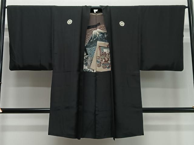 ■■■　サイズ　■■■ 身丈 94cm（肩から） 裄丈 66cm 袖丈 50cm　縫込み 4.5cm 袖幅 33cm 前幅 17cm 後幅 31cm 裄 お袖側 約2.5cm　身頃側 約1cm ■■■　商品詳細　■■■ 【正絹・五つ紋】 状態は接写画像のように上前・羽裏・後身頃に汚れがございますが その他特に目立ったシミ汚れなどもなく大変良い状態です。 大変上質な逸品になります。 お安く出品致しますので、是非この機会にいかがでしょうか？ ■■■　注意事項　■■■ ■モニター発色の具合により色合いが異なる場合がございます。 ■寸法は多少の誤差が生じる場合がございますのでご了承ください。 ■縫込みの長さが左右非対称の場合は短い部分を記載しております。 左右非対称であってもご返品・お値引き等の保証は出来かねますので、ご了承の上ご購入をお願い致します。 ■シミ等のチェックには注意を払っておりますが、見落としがある場合もございますし、個人の見解も様々ですので神経質な方のご購入はお控えください。 ■箪笥に入っておりました着物や帯なので畳みシワや匂いがあるものもございます。 ■お休みは基本的に土日祝となりますが、その他臨時でお休みする場合がございますのでご了承ください。 ■商品の発送は平日のみの発送となります。 ■夜間と土曜、日曜日はお問い合わせの回答が遅れる場合がございます。 ■当店では、お直し、紋入れ、お手入れ等は承っておりません。 ■生地の状態（ヤケ、経年劣化等）によってはサイズ直しが出来ない場合がございます。 その点もどうかご了承のうえ、ご購入をお願いいたします。 ■弊社で取り扱う商品は一点ものにつき、時期や在庫状況に応じて金額が変更となる場合がございます。 ■検針は行っておりません。予めご了承いただきますようお願いいたします。 ■【洗える着物】と記載のある商品におきましては、商品お届け後に洗濯を行ってしまってからのご返品にはご対応しかねます。 念の為、専門店でのお手入れをお願いいたします。 ■着物のサイズ目安は下記を参考ください↓ ＜女性着物＞　お端折り次第で＋5cm　−1cmが着用可能サイズ 　例）身丈170cmの場合、身長160cm〜175cm ＜男性着物＞　身丈＋約25cm〜27cm程が適応身長 　例）身丈155cmの場合、身長180〜182cm