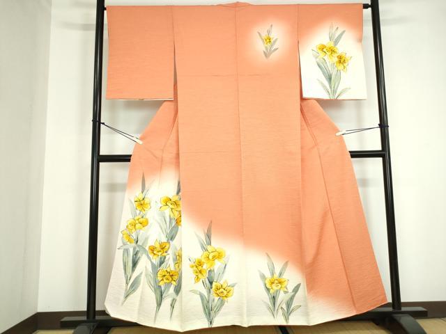 ■■■　サイズ　■■■ 身丈 158cm（肩から） 裄丈 63cm 袖丈 50cm　縫込み 3cm 袖幅 32cm 前幅 22cm 後幅 29cm 着物縫いこみ 内揚げ 0cm 裄 お袖側 約0cm　身頃側 約0cm ■■■　商品詳細　■■■ 【正絹】 状態は画像を添付しておりますので、そちらをご確認下さいますよう宜しくお願い致します。 大変上質な逸品になります。 お安く出品致しますので、是非この機会にいかがでしょうか？ ■■■　注意事項　■■■ ■モニター発色の具合により色合いが異なる場合がございます。 ■寸法は多少の誤差が生じる場合がございますのでご了承ください。 ■縫込みの長さが左右非対称の場合は短い部分を記載しております。 左右非対称であってもご返品・お値引き等の保証は出来かねますので、ご了承の上ご購入をお願い致します。 ■シミ等のチェックには注意を払っておりますが、見落としがある場合もございますし、個人の見解も様々ですので神経質な方のご購入はお控えください。 ■箪笥に入っておりました着物や帯なので畳みシワや匂いがあるものもございます。 ■お休みは基本的に土日祝となりますが、その他臨時でお休みする場合がございますのでご了承ください。 ■商品の発送は平日のみの発送となります。 ■夜間と土曜、日曜日はお問い合わせの回答が遅れる場合がございます。 ■当店では、お直し、紋入れ、お手入れ等は承っておりません。 ■生地の状態（ヤケ、経年劣化等）によってはサイズ直しが出来ない場合がございます。 その点もどうかご了承のうえ、ご購入をお願いいたします。 ■弊社で取り扱う商品は一点ものにつき、時期や在庫状況に応じて金額が変更となる場合がございます。 ■検針は行っておりません。予めご了承いただきますようお願いいたします。 ■【洗える着物】と記載のある商品におきましては、商品お届け後に洗濯を行ってしまってからのご返品にはご対応しかねます。 念の為、専門店でのお手入れをお願いいたします。 ■着物のサイズ目安は下記を参考ください↓ ＜女性着物＞　お端折り次第で＋5cm　−1cmが着用可能サイズ 　例）身丈170cmの場合、身長160cm〜175cm ＜男性着物＞　身丈＋約25cm〜27cm程が適応身長 　例）身丈155cmの場合、身長180〜182cm