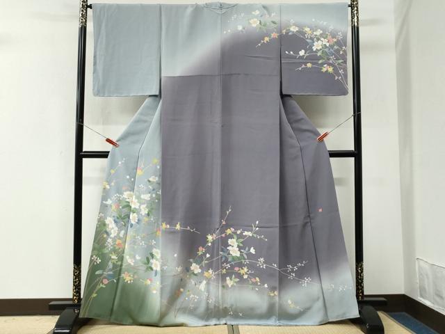 ■■■　サイズ　■■■ 身丈 166cm（肩から） 裄丈 67.5cm 袖丈 47.5cm　縫込み 4cm 袖幅 34.5cm 前幅 25cm 後幅 31cm 着物縫いこみ 内揚げ 3cm 裄 お袖側 約2cm　身頃側 約2cm ■■■　商品詳細　■■■ 【正絹】 状態は特に目立ったシミ汚れなどもなく大変良い状態です。 大変上質な逸品になります。 お安く出品致しますので、是非この機会にいかがでしょうか？ ■■■　注意事項　■■■ ■モニター発色の具合により色合いが異なる場合がございます。 ■寸法は多少の誤差が生じる場合がございますのでご了承ください。 ■縫込みの長さが左右非対称の場合は短い部分を記載しております。 左右非対称であってもご返品・お値引き等の保証は出来かねますので、ご了承の上ご購入をお願い致します。 ■シミ等のチェックには注意を払っておりますが、見落としがある場合もございますし、個人の見解も様々ですので神経質な方のご購入はお控えください。 ■箪笥に入っておりました着物や帯なので畳みシワや匂いがあるものもございます。 ■お休みは基本的に土日祝となりますが、その他臨時でお休みする場合がございますのでご了承ください。 ■商品の発送は平日のみの発送となります。 ■夜間と土曜、日曜日はお問い合わせの回答が遅れる場合がございます。 ■当店では、お直し、紋入れ、お手入れ等は承っておりません。 ■生地の状態（ヤケ、経年劣化等）によってはサイズ直しが出来ない場合がございます。 その点もどうかご了承のうえ、ご購入をお願いいたします。 ■弊社で取り扱う商品は一点ものにつき、時期や在庫状況に応じて金額が変更となる場合がございます。 ■検針は行っておりません。予めご了承いただきますようお願いいたします。 ■【洗える着物】と記載のある商品におきましては、商品お届け後に洗濯を行ってしまってからのご返品にはご対応しかねます。 念の為、専門店でのお手入れをお願いいたします。 ■写真に写っている物が全てになります。それ以外の付属品はございませんのでご了承ください。 ■状態に関する写真につきましては、掲載可能な写真枚数に限りがあるため、各箇所につき1枚参考画像を掲載しております。 ■着物のサイズ目安は下記を参考ください↓ ＜女性着物＞　お端折り次第で＋5cm　−1cmが着用可能サイズ 　例）身丈170cmの場合、身長160cm〜175cm ＜男性着物＞　身丈＋約25cm〜27cm程が適応身長 　例）身丈155cmの場合、身長180〜182cm