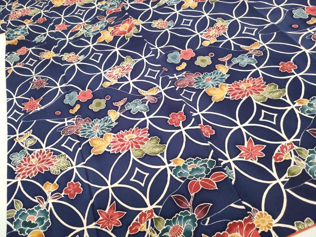 ■■■　サイズ　■■■ 身丈 165cm（肩から） 裄丈 63cm 袖丈 50cm　縫込み 5cm 袖幅 32cm 前幅 23cm 後幅 29cm 着物縫いこみ 内揚げ 0cm 裄 お袖側 約4.5cm　身頃側 約4.5cm ■■■　商品詳細　■■■ 【正絹】 状態は特に目立ったシミ汚れなどもなく大変良い状態です。 大変上質な逸品になります。 お安く出品致しますので、是非この機会にいかがでしょうか？ ■■■　注意事項　■■■ ■モニター発色の具合により色合いが異なる場合がございます。 ■寸法は多少の誤差が生じる場合がございますのでご了承ください。 ■縫込みの長さが左右非対称の場合は短い部分を記載しております。 左右非対称であってもご返品・お値引き等の保証は出来かねますので、ご了承の上ご購入をお願い致します。 ■シミ等のチェックには注意を払っておりますが、見落としがある場合もございますし、個人の見解も様々ですので神経質な方のご購入はお控えください。 ■箪笥に入っておりました着物や帯なので畳みシワや匂いがあるものもございます。 ■お休みは基本的に土日祝となりますが、その他臨時でお休みする場合がございますのでご了承ください。 ■商品の発送は平日のみの発送となります。 ■夜間と土曜、日曜日はお問い合わせの回答が遅れる場合がございます。 ■当店では、お直し、紋入れ、お手入れ等は承っておりません。 ■生地の状態（ヤケ、経年劣化等）によってはサイズ直しが出来ない場合がございます。 その点もどうかご了承のうえ、ご購入をお願いいたします。 ■弊社で取り扱う商品は一点ものにつき、時期や在庫状況に応じて金額が変更となる場合がございます。 ■検針は行っておりません。予めご了承いただきますようお願いいたします。 ■【洗える着物】と記載のある商品におきましては、商品お届け後に洗濯を行ってしまってからのご返品にはご対応しかねます。 念の為、専門店でのお手入れをお願いいたします。 ■着物のサイズ目安は下記を参考ください↓ ＜女性着物＞　お端折り次第で＋5cm　−1cmが着用可能サイズ 　例）身丈170cmの場合、身長160cm〜175cm ＜男性着物＞　身丈＋約25cm〜27cm程が適応身長 　例）身丈155cmの場合、身長180〜182cm