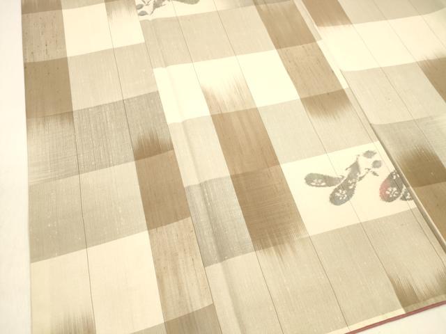 ■■■　サイズ　■■■ 身丈 161cm（肩から） 裄丈 67.5cm 袖丈 48cm　縫込み 4.5cm 袖幅 33.5cm 前幅 23.5cm 後幅 29cm 着物縫いこみ 内揚げ 3.5cm 裄 お袖側 約3.5cm　身頃側 約4.5cm ■■■　商品詳細　■■■ 【正絹】 状態は接写画像のように上前おくみ・衿裏に薄い汚れがございますが その他特に目立ったシミ汚れなどもなく大変良い状態です。 大変上質な逸品になります。 お安く出品致しますので、是非この機会にいかがでしょうか？ ■■■　注意事項　■■■ ■モニター発色の具合により色合いが異なる場合がございます。 ■寸法は多少の誤差が生じる場合がございますのでご了承ください。 ■縫込みの長さが左右非対称の場合は短い部分を記載しております。 左右非対称であってもご返品・お値引き等の保証は出来かねますので、ご了承の上ご購入をお願い致します。 ■シミ等のチェックには注意を払っておりますが、見落としがある場合もございますし、個人の見解も様々ですので神経質な方のご購入はお控えください。 ■箪笥に入っておりました着物や帯なので畳みシワや匂いがあるものもございます。 ■お休みは基本的に土日祝となりますが、その他臨時でお休みする場合がございますのでご了承ください。 ■商品の発送は平日のみの発送となります。 ■夜間と土曜、日曜日はお問い合わせの回答が遅れる場合がございます。 ■当店では、お直し、紋入れ、お手入れ等は承っておりません。 ■生地の状態（ヤケ、経年劣化等）によってはサイズ直しが出来ない場合がございます。 その点もどうかご了承のうえ、ご購入をお願いいたします。 ■弊社で取り扱う商品は一点ものにつき、時期や在庫状況に応じて金額が変更となる場合がございます。 ■検針は行っておりません。予めご了承いただきますようお願いいたします。 ■【洗える着物】と記載のある商品におきましては、商品お届け後に洗濯を行ってしまってからのご返品にはご対応しかねます。 念の為、専門店でのお手入れをお願いいたします。 ■着物のサイズ目安は下記を参考ください↓ ＜女性着物＞　お端折り次第で＋5cm　−1cmが着用可能サイズ 　例）身丈170cmの場合、身長160cm〜175cm ＜男性着物＞　身丈＋約25cm〜27cm程が適応身長 　例）身丈155cmの場合、身長180〜182cm