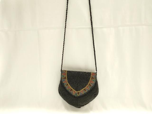 ■■■　サイズ　■■■ 【バッグ】 横　　　19cm 縦　　　17.5cm　取っ手込み　76cm 奥行き　3.5cm ■■■　商品詳細　■■■ 状態は参考画像のように糸よれ・糸解けがございます。 その他特に目立ったシミ汚れなどもなく大変良い状態です。 大変上質な逸品になります。 お安く出品致しますので、是非この機会にいかがでしょうか？ ■■■　注意事項　■■■ ■モニター発色の具合により色合いが異なる場合がございます。 ■寸法は多少の誤差が生じる場合がございますのでご了承ください。 ■縫込みの長さが左右非対称の場合は短い部分を記載しております。 左右非対称であってもご返品・お値引き等の保証は出来かねますので、ご了承の上ご購入をお願い致します。 ■シミ等のチェックには注意を払っておりますが、見落としがある場合もございますし、個人の見解も様々ですので神経質な方のご購入はお控えください。 ■箪笥に入っておりました着物や帯なので畳みシワや匂いがあるものもございます。 ■お休みは基本的に土日祝となりますが、その他臨時でお休みする場合がございますのでご了承ください。 ■商品の発送は平日のみの発送となります。 ■夜間と土曜、日曜日はお問い合わせの回答が遅れる場合がございます。 ■当店では、お直し、紋入れ、お手入れ等は承っておりません。 ■生地の状態（ヤケ、経年劣化等）によってはサイズ直しが出来ない場合がございます。 その点もどうかご了承のうえ、ご購入をお願いいたします。 ■弊社で取り扱う商品は一点ものにつき、時期や在庫状況に応じて金額が変更となる場合がございます。 ■検針は行っておりません。予めご了承いただきますようお願いいたします。 ■【洗える着物】と記載のある商品におきましては、商品お届け後に洗濯を行ってしまってからのご返品にはご対応しかねます。 念の為、専門店でのお手入れをお願いいたします。 ■着物のサイズ目安は下記を参考ください↓ ＜女性着物＞　お端折り次第で＋5cm　−1cmが着用可能サイズ 　例）身丈170cmの場合、身長160cm〜175cm ＜男性着物＞　身丈＋約25cm〜27cm程が適応身長 　例）身丈155cmの場合、身長180〜182cm