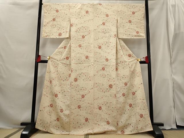■■■　サイズ　■■■ 身丈 165cm（肩から） 裄丈 66cm 袖丈 48cm　縫込み 5cm 袖幅 34.5cm 前幅 25cm 後幅 28.5cm 着物縫いこみ 内揚げ 4cm 裄 お袖側 約0cm　身頃側 約1cm ■■■　商品詳細　■■■ 【正絹】 状態は画像を添付しておりますので、そちらをご確認下さいますよう宜しくお願い致します。 大変上質な逸品になります。 お安く出品致しますので、是非この機会にいかがでしょうか？ ■■■　注意事項　■■■ ■モニター発色の具合により色合いが異なる場合がございます。 ■寸法は多少の誤差が生じる場合がございますのでご了承ください。 ■縫込みの長さが左右非対称の場合は短い部分を記載しております。 左右非対称であってもご返品・お値引き等の保証は出来かねますので、ご了承の上ご購入をお願い致します。 ■シミ等のチェックには注意を払っておりますが、見落としがある場合もございますし、個人の見解も様々ですので神経質な方のご購入はお控えください。 ■箪笥に入っておりました着物や帯なので畳みシワや匂いがあるものもございます。 ■お休みは基本的に土日祝となりますが、その他臨時でお休みする場合がございますのでご了承ください。 ■商品の発送は平日のみの発送となります。 ■夜間と土曜、日曜日はお問い合わせの回答が遅れる場合がございます。 ■当店では、お直し、紋入れ、お手入れ等は承っておりません。 ■生地の状態（ヤケ、経年劣化等）によってはサイズ直しが出来ない場合がございます。 その点もどうかご了承のうえ、ご購入をお願いいたします。 ■弊社で取り扱う商品は一点ものにつき、時期や在庫状況に応じて金額が変更となる場合がございます。 ■検針は行っておりません。予めご了承いただきますようお願いいたします。 ■【洗える着物】と記載のある商品におきましては、商品お届け後に洗濯を行ってしまってからのご返品にはご対応しかねます。 念の為、専門店でのお手入れをお願いいたします。 ■着物のサイズ目安は下記を参考ください↓ ＜女性着物＞　お端折り次第で＋5cm　−1cmが着用可能サイズ 　例）身丈170cmの場合、身長160cm〜175cm ＜男性着物＞　身丈＋約25cm〜27cm程が適応身長 　例）身丈155cmの場合、身長180〜182cm