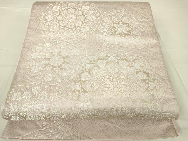 ■■■　サイズ　■■■ 長さ 432cm 幅31cm程 ■■■　商品詳細　■■■ 【正絹・芯なし】 状態は接写画像のように 前柄・柄止まりに薄い汚れがございますが その他特に目立ったシミ汚れなどもなく大変良い状態です。 大変上質な逸品になります。 お安く出品致しますので、是非この機会にいかがでしょうか？ ■■■　注意事項　■■■ ■モニター発色の具合により色合いが異なる場合がございます。 ■寸法は多少の誤差が生じる場合がございますのでご了承ください。 ■縫込みの長さが左右非対称の場合は短い部分を記載しております。 左右非対称であってもご返品・お値引き等の保証は出来かねますので、ご了承の上ご購入をお願い致します。 ■シミ等のチェックには注意を払っておりますが、見落としがある場合もございますし、個人の見解も様々ですので神経質な方のご購入はお控えください。 ■箪笥に入っておりました着物や帯なので畳みシワや匂いがあるものもございます。 ■お休みは基本的に土日祝となりますが、その他臨時でお休みする場合がございますのでご了承ください。 ■商品の発送は平日のみの発送となります。 ■夜間と土曜、日曜日はお問い合わせの回答が遅れる場合がございます。 ■当店では、お直し、紋入れ、お手入れ等は承っておりません。 ■生地の状態（ヤケ、経年劣化等）によってはサイズ直しが出来ない場合がございます。 その点もどうかご了承のうえ、ご購入をお願いいたします。 ■弊社で取り扱う商品は一点ものにつき、時期や在庫状況に応じて金額が変更となる場合がございます。 ■検針は行っておりません。予めご了承いただきますようお願いいたします。 ■【洗える着物】と記載のある商品におきましては、商品お届け後に洗濯を行ってしまってからのご返品にはご対応しかねます。 念の為、専門店でのお手入れをお願いいたします。 ■着物のサイズ目安は下記を参考ください↓ ＜女性着物＞　お端折り次第で＋5cm　−1cmが着用可能サイズ 　例）身丈170cmの場合、身長160cm〜175cm ＜男性着物＞　身丈＋約25cm〜27cm程が適応身長 　例）身丈155cmの場合、身長180〜182cm