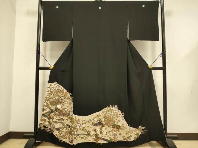 ■■■　サイズ　■■■ 身丈 162.5cm（肩から） 裄丈 66.5cm 袖丈 47cm　縫込み 1cm 袖幅 34.5cm 前幅 24.5cm 後幅 30.5cm 着物縫いこみ 内揚げ 1cm 裄 お袖側 約1cm　身頃側 約2.5cm ■■■　商品詳細　■■■ 【正絹・五つ紋・比翼仕立て】 状態は画像を添付しておりますので、そちらをご確認下さいますよう宜しくお願い致します。 大変上質な逸品に