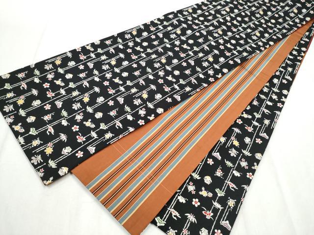 ■■■　サイズ　■■■ 長さ 456cm 幅 30.5cm程 ■■■　商品詳細　■■■ 【正絹】 状態は締めてはおりますが 特に目立ったシミ汚れなどもなく大変良い状態です。 大変上質な逸品になります。 お安く出品致しますので、是非この機会にいかがでしょうか？ ※※接写画像のように胴回りに接ぎがございますが着用には問題ありません。 ■■■　注意事項　■■■ ■モニター発色の具合により色合いが異なる場合がございます。 ■寸法は多少の誤差が生じる場合がございますのでご了承ください。 ■縫込みの長さが左右非対称の場合は短い部分を記載しております。 左右非対称であってもご返品・お値引き等の保証は出来かねますので、ご了承の上ご購入をお願い致します。 ■シミ等のチェックには注意を払っておりますが、見落としがある場合もございますし、個人の見解も様々ですので神経質な方のご購入はお控えください。 ■箪笥に入っておりました着物や帯なので畳みシワや匂いがあるものもございます。 ■お休みは基本的に土日祝となりますが、その他臨時でお休みする場合がございますのでご了承ください。 ■商品の発送は平日のみの発送となります。 ■夜間と土曜、日曜日はお問い合わせの回答が遅れる場合がございます。 ■当店では、お直し、紋入れ、お手入れ等は承っておりません。 ■生地の状態（ヤケ、経年劣化等）によってはサイズ直しが出来ない場合がございます。 その点もどうかご了承のうえ、ご購入をお願いいたします。 ■弊社で取り扱う商品は一点ものにつき、時期や在庫状況に応じて金額が変更となる場合がございます。 ■検針は行っておりません。予めご了承いただきますようお願いいたします。 ■【洗える着物】と記載のある商品におきましては、商品お届け後に洗濯を行ってしまってからのご返品にはご対応しかねます。 念の為、専門店でのお手入れをお願いいたします。 ■着物のサイズ目安は下記を参考ください↓ ＜女性着物＞　お端折り次第で＋5cm　−1cmが着用可能サイズ 　例）身丈170cmの場合、身長160cm〜175cm ＜男性着物＞　身丈＋約25cm〜27cm程が適応身長 　例）身丈155cmの場合、身長180〜182cm