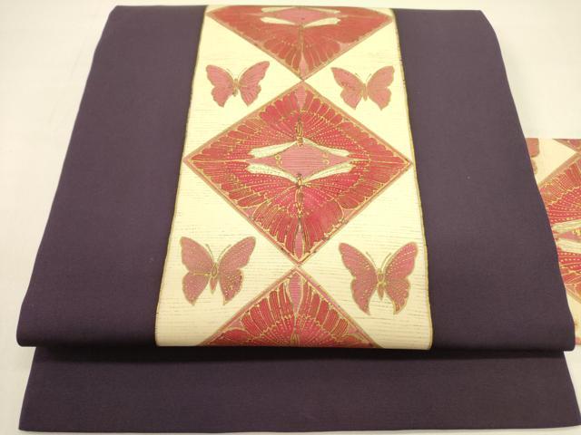 ■■■　サイズ　■■■ 長さ 355cm 幅 30cm程 ■■■　商品詳細　■■■ 【正絹】 状態は接写画像のように 裏地に薄い汚れがございますが その他表地は特に目立ったシミ汚れなどもなく大変良い状態です。 着用時には見えない部分になるかと思いますのであまり気にならずお召になれるかと思います。 大変上質な逸品になります。 お安く出品致しますので、是非この機会にいかがでしょうか？ ■■■　注意事項　■■■ ■モニター発色の具合により色合いが異なる場合がございます。 ■寸法は多少の誤差が生じる場合がございますのでご了承ください。 ■縫込みの長さが左右非対称の場合は短い部分を記載しております。 左右非対称であってもご返品・お値引き等の保証は出来かねますので、ご了承の上ご購入をお願い致します。 ■シミ等のチェックには注意を払っておりますが、見落としがある場合もございますし、個人の見解も様々ですので神経質な方のご購入はお控えください。 ■箪笥に入っておりました着物や帯なので畳みシワや匂いがあるものもございます。 ■お休みは基本的に土日祝となりますが、その他臨時でお休みする場合がございますのでご了承ください。 ■商品の発送は平日のみの発送となります。 ■夜間と土曜、日曜日はお問い合わせの回答が遅れる場合がございます。 ■当店では、お直し、紋入れ、お手入れ等は承っておりません。 ■生地の状態（ヤケ、経年劣化等）によってはサイズ直しが出来ない場合がございます。 その点もどうかご了承のうえ、ご購入をお願いいたします。 ■弊社で取り扱う商品は一点ものにつき、時期や在庫状況に応じて金額が変更となる場合がございます。 ■検針は行っておりません。予めご了承いただきますようお願いいたします。 ■【洗える着物】と記載のある商品におきましては、商品お届け後に洗濯を行ってしまってからのご返品にはご対応しかねます。 念の為、専門店でのお手入れをお願いいたします。 ■着物のサイズ目安は下記を参考ください↓ ＜女性着物＞　お端折り次第で＋5cm　−1cmが着用可能サイズ 　例）身丈170cmの場合、身長160cm〜175cm ＜男性着物＞　身丈＋約25cm〜27cm程が適応身長 　例）身丈155cmの場合、身長180〜182cm