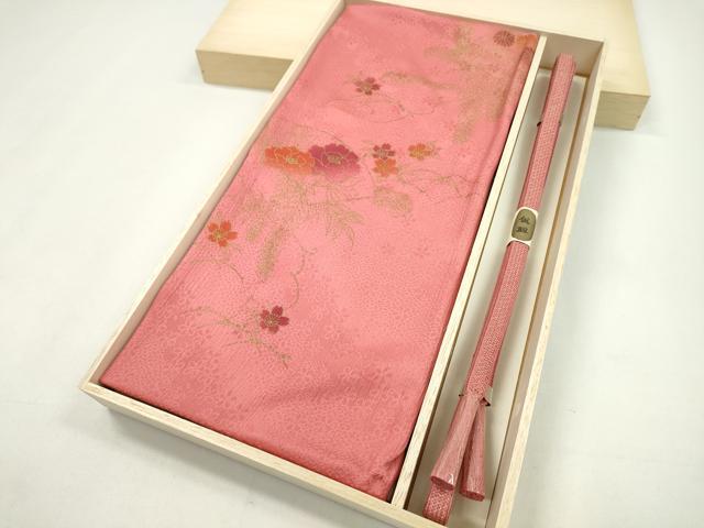 ■■■　サイズ　■■■ 帯締め　約160cm（房含む） ■■■　商品詳細　■■■ 【正絹・未使用】 状態は特に目立ったシミ汚れなどもなく大変良い状態です。 大変上質な逸品になります。 お安く出品致しますので、是非この機会にいかがでしょうか？ ※たたみシワがございます。 ■■■　注意事項　■■■ ■モニター発色の具合により色合いが異なる場合がございます。 ■寸法は多少の誤差が生じる場合がございますのでご了承ください。 ■縫込みの長さが左右非対称の場合は短い部分を記載しております。 左右非対称であってもご返品・お値引き等の保証は出来かねますので、ご了承の上ご購入をお願い致します。 ■シミ等のチェックには注意を払っておりますが、見落としがある場合もございますし、個人の見解も様々ですので神経質な方のご購入はお控えください。 ■箪笥に入っておりました着物や帯なので畳みシワや匂いがあるものもございます。 ■お休みは基本的に土日祝となりますが、その他臨時でお休みする場合がございますのでご了承ください。 ■商品の発送は平日のみの発送となります。 ■夜間と土曜、日曜日はお問い合わせの回答が遅れる場合がございます。 ■当店では、お直し、紋入れ、お手入れ等は承っておりません。 ■生地の状態（ヤケ、経年劣化等）によってはサイズ直しが出来ない場合がございます。 その点もどうかご了承のうえ、ご購入をお願いいたします。 ■弊社で取り扱う商品は一点ものにつき、時期や在庫状況に応じて金額が変更となる場合がございます。 ■検針は行っておりません。予めご了承いただきますようお願いいたします。 ■【洗える着物】と記載のある商品におきましては、商品お届け後に洗濯を行ってしまってからのご返品にはご対応しかねます。 念の為、専門店でのお手入れをお願いいたします。 ■着物のサイズ目安は下記を参考ください↓ ＜女性着物＞　お端折り次第で＋5?　−10?が着用可能サイズ 　例）身丈170?の場合、身長160?〜175? ＜男性着物＞　身丈＋約25?〜27?程が適応身長 　例）身丈155?の場合、身長180〜182?