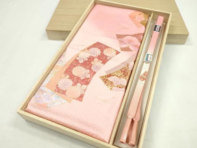 ■■■　サイズ　■■■ 帯締め　約162cm（房含む） ■■■　商品詳細　■■■ 【正絹・未使用】 状態は特に目立ったシミ汚れなどもなく大変良い状態です。 大変上質な逸品になります。 お安く出品致しますので、是非この機会にいかがでしょうか？ ■■■　注意事項　■■■ ■モニター発色の具合により色合いが異なる場合がございます。 ■寸法は多少の誤差が生じる場合がございますのでご了承ください。 ■縫込みの長さが左右非対称の場合は短い部分を記載しております。 左右非対称であってもご返品・お値引き等の保証は出来かねますので、ご了承の上ご購入をお願い致します。 ■シミ等のチェックには注意を払っておりますが、見落としがある場合もございますし、個人の見解も様々ですので神経質な方のご購入はお控えください。 ■箪笥に入っておりました着物や帯なので畳みシワや匂いがあるものもございます。 ■お休みは基本的に土日祝となりますが、その他臨時でお休みする場合がございますのでご了承ください。 ■商品の発送は平日のみの発送となります。 ■夜間と土曜、日曜日はお問い合わせの回答が遅れる場合がございます。 ■当店では、お直し、紋入れ、お手入れ等は承っておりません。 ■生地の状態（ヤケ、経年劣化等）によってはサイズ直しが出来ない場合がございます。 その点もどうかご了承のうえ、ご購入をお願いいたします。 ■弊社で取り扱う商品は一点ものにつき、時期や在庫状況に応じて金額が変更となる場合がございます。 ■検針は行っておりません。予めご了承いただきますようお願いいたします。 ■【洗える着物】と記載のある商品におきましては、商品お届け後に洗濯を行ってしまってからのご返品にはご対応しかねます。 念の為、専門店でのお手入れをお願いいたします。 ■着物のサイズ目安は下記を参考ください↓ ＜女性着物＞　お端折り次第で＋5?　−10?が着用可能サイズ 　例）身丈170?の場合、身長160?〜175? ＜男性着物＞　身丈＋約25?〜27?程が適応身長 　例）身丈155?の場合、身長180〜182?