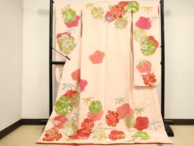 ■■■　サイズ　■■■ 身丈 188cm（肩から） 裄丈 65.5cm 袖丈 107cm　縫込み 5cm 袖幅 33cm 前幅 25cm 後幅 31cm 着物縫いこみ 内揚げ 0cm 裄 お袖側 約2cm　身頃側 約1cm ■■■　商品詳細　■■■ 【正絹・比翼仕立て】 状態は接写画像のように表地所々・両袖前後に汚れ、衿裏・衿山・衿・比翼に薄い汚れございます。 大変上質な逸品になりますのでぜひお手入れをされてお召しになられてはいかがでしょうか。 お安く出品致しますので、是非この機会にいかがでしょうか？ ■■■　注意事項　■■■ ■モニター発色の具合により色合いが異なる場合がございます。 ■寸法は多少の誤差が生じる場合がございますのでご了承ください。 ■縫込みの長さが左右非対称の場合は短い部分を記載しております。 左右非対称であってもご返品・お値引き等の保証は出来かねますので、ご了承の上ご購入をお願い致します。 ■シミ等のチェックには注意を払っておりますが、見落としがある場合もございますし、個人の見解も様々ですので神経質な方のご購入はお控えください。 ■汚れやシミの種類につきましては、専門ではない為、正確な判別が難しく商品説明では種類を特定せず、汚れやシミと記載させております。 恐れ入りますが、ご了承くださいますようお願い申し上げます。 ■箪笥に入っておりました着物や帯なので畳みシワや匂いがあるものもございます。 ■お休みは基本的に土日祝となりますが、その他臨時でお休みする場合がございますのでご了承ください。 ■商品の発送は平日のみの発送となります。 ■夜間と土曜、日曜日はお問い合わせの回答が遅れる場合がございます。 ■当店では、お直し、紋入れ、お手入れ等は承っておりません。 ■生地の状態（ヤケ、経年劣化等）によってはサイズ直しが出来ない場合がございます。 その点もどうかご了承のうえ、ご購入をお願いいたします。 ■弊社で取り扱う商品は一点ものにつき、時期や在庫状況に応じて金額が変更となる場合がございます。 ■検針は行っておりません。予めご了承いただきますようお願いいたします。 ■【洗える着物】と記載のある商品におきましては、商品お届け後に洗濯を行ってしまってからのご返品にはご対応しかねます。 念の為、専門店でのお手入れをお願いいたします。 ■写真に写っている物が全てになります。それ以外の付属品はございませんのでご了承ください。 ■状態に関する写真につきましては、掲載可能な写真枚数に限りがあるため、各箇所につき1枚参考画像を掲載しております。 ■着物のサイズ目安は下記を参考ください↓ ＜女性着物＞　お端折り次第で＋5cm　−1cmが着用可能サイズ 　例）身丈170cmの場合、身長160cm〜175cm ＜男性着物＞　身丈＋約25cm〜27cm程が適応身長 　例）身丈155cmの場合、身長180〜182cm