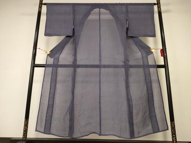 ■■■　サイズ　■■■ 身丈 149.5cm（肩から） 裄丈 63.5cm 袖丈 45.5cm　縫込み 4.5cm 袖幅 32cm 前幅 23cm 後幅 29cm 着物縫いこみ 内揚げ 0cm 裄 お袖側 約0cm　身頃側 約0cm ■■■　商品詳細　■■■ 【麻】 状態は接写画像のように右袖前に薄い汚れがございますが その他特に目立ったシミ汚れなどもなく大変良い状態です。 大変上質な逸品になります。 お安く出品致しますので、是非この機会にいかがでしょうか？ ■■■　注意事項　■■■ ■モニター発色の具合により色合いが異なる場合がございます。 ■寸法は多少の誤差が生じる場合がございますのでご了承ください。 ■縫込みの長さが左右非対称の場合は短い部分を記載しております。 左右非対称であってもご返品・お値引き等の保証は出来かねますので、ご了承の上ご購入をお願い致します。 ■シミ等のチェックには注意を払っておりますが、見落としがある場合もございますし、個人の見解も様々ですので神経質な方のご購入はお控えください。 ■箪笥に入っておりました着物や帯なので畳みシワや匂いがあるものもございます。 ■お休みは基本的に土日祝となりますが、その他臨時でお休みする場合がございますのでご了承ください。 ■商品の発送は平日のみの発送となります。 ■夜間と土曜、日曜日はお問い合わせの回答が遅れる場合がございます。 ■当店では、お直し、紋入れ、お手入れ等は承っておりません。 ■生地の状態（ヤケ、経年劣化等）によってはサイズ直しが出来ない場合がございます。 その点もどうかご了承のうえ、ご購入をお願いいたします。 ■弊社で取り扱う商品は一点ものにつき、時期や在庫状況に応じて金額が変更となる場合がございます。 ■検針は行っておりません。予めご了承いただきますようお願いいたします。 ■【洗える着物】と記載のある商品におきましては、商品お届け後に洗濯を行ってしまってからのご返品にはご対応しかねます。 念の為、専門店でのお手入れをお願いいたします。 ■着物のサイズ目安は下記を参考ください↓ ＜女性着物＞　お端折り次第で＋5?　−10?が着用可能サイズ 　例）身丈170?の場合、身長160?〜175? ＜男性着物＞　身丈＋約25?〜27?程が適応身長 　例）身丈155?の場合、身長180〜182?