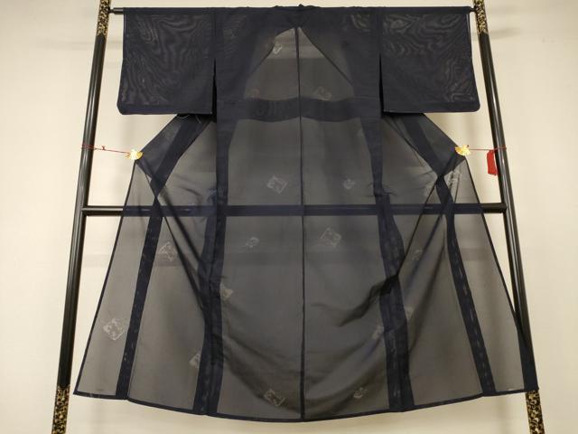 ■■■　サイズ　■■■ 身丈 146.5cm（肩から） 裄丈 64cm 袖丈 45cm　縫込み 3.5cm 袖幅 33.5cm 前幅 26cm 後幅 30cm 着物縫いこみ 内揚げ 7.5cm 裄 お袖側 約1.5cm　身頃側 約2.5cm ■■■　商品詳細　■■■ 【正絹・紋なし・未使用】 状態は特に目立ったシミ汚れなどもなく大変良い状態です。 大変上質な逸品になります。 お安く出品致しますので、是非この機会にいかがでしょうか？ ■■■　注意事項　■■■ ■モニター発色の具合により色合いが異なる場合がございます。 ■寸法は多少の誤差が生じる場合がございますのでご了承ください。 ■縫込みの長さが左右非対称の場合は短い部分を記載しております。 左右非対称であってもご返品・お値引き等の保証は出来かねますので、ご了承の上ご購入をお願い致します。 ■シミ等のチェックには注意を払っておりますが、見落としがある場合もございますし、個人の見解も様々ですので神経質な方のご購入はお控えください。 ■箪笥に入っておりました着物や帯なので畳みシワや匂いがあるものもございます。 ■お休みは基本的に土日祝となりますが、その他臨時でお休みする場合がございますのでご了承ください。 ■商品の発送は平日のみの発送となります。 ■夜間と土曜、日曜日はお問い合わせの回答が遅れる場合がございます。 ■当店では、お直し、紋入れ、お手入れ等は承っておりません。 ■生地の状態（ヤケ、経年劣化等）によってはサイズ直しが出来ない場合がございます。 その点もどうかご了承のうえ、ご購入をお願いいたします。 ■弊社で取り扱う商品は一点ものにつき、時期や在庫状況に応じて金額が変更となる場合がございます。 ■検針は行っておりません。予めご了承いただきますようお願いいたします。 ■【洗える着物】と記載のある商品におきましては、商品お届け後に洗濯を行ってしまってからのご返品にはご対応しかねます。 念の為、専門店でのお手入れをお願いいたします。 ■着物のサイズ目安は下記を参考ください↓ ＜女性着物＞　お端折り次第で＋5?　−10?が着用可能サイズ 　例）身丈170?の場合、身長160?〜175? ＜男性着物＞　身丈＋約25?〜27?程が適応身長 　例）身丈155?の場合、身長180〜182?