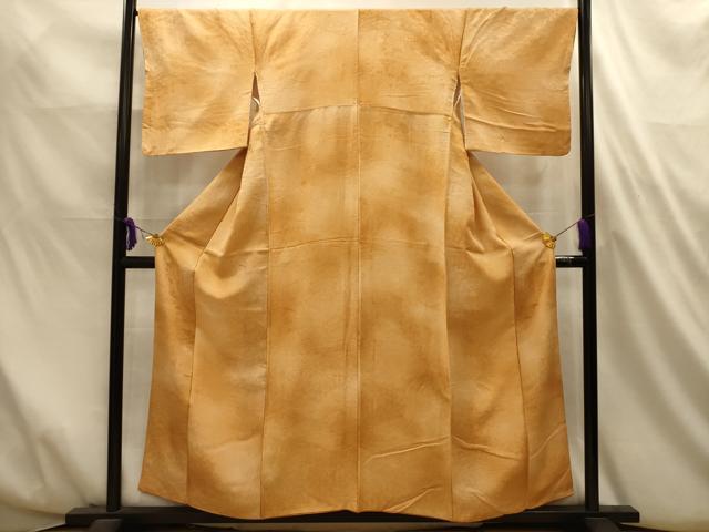 ■■■　サイズ　■■■ 身丈 152cm（肩から） 裄丈 68cm 袖丈 45.5cm　縫込み 2cm 袖幅 34.5cm 前幅 23cm 後幅 28.5cm 着物縫いこみ 内揚げ 0cm 裄 お袖側 約2cm　身頃側 約0cm ■■■　商品詳細　■■■ 【正絹】 状態は特に目立ったシミ汚れなどもなく大変良い状態です。 大変上質な逸品になります。 お安く出品致しますので、是非この機会にいかがでしょうか？ ■■■　注意事項　■■■ ■モニター発色の具合により色合いが異なる場合がございます。 ■寸法は多少の誤差が生じる場合がございますのでご了承ください。 ■縫込みの長さが左右非対称の場合は短い部分を記載しております。 左右非対称であってもご返品・お値引き等の保証は出来かねますので、ご了承の上ご購入をお願い致します。 ■シミ等のチェックには注意を払っておりますが、見落としがある場合もございますし、個人の見解も様々ですので神経質な方のご購入はお控えください。 ■箪笥に入っておりました着物や帯なので畳みシワや匂いがあるものもございます。 ■お休みは基本的に土日祝となりますが、その他臨時でお休みする場合がございますのでご了承ください。 ■商品の発送は平日のみの発送となります。 ■夜間と土曜、日曜日はお問い合わせの回答が遅れる場合がございます。 ■当店では、お直し、紋入れ、お手入れ等は承っておりません。 ■生地の状態（ヤケ、経年劣化等）によってはサイズ直しが出来ない場合がございます。 その点もどうかご了承のうえ、ご購入をお願いいたします。 ■弊社で取り扱う商品は一点ものにつき、時期や在庫状況に応じて金額が変更となる場合がございます。 ■検針は行っておりません。予めご了承いただきますようお願いいたします。 ■【洗える着物】と記載のある商品におきましては、商品お届け後に洗濯を行ってしまってからのご返品にはご対応しかねます。 念の為、専門店でのお手入れをお願いいたします。 ■写真に写っている物が全てになります。それ以外の付属品はございませんのでご了承ください。 ■状態に関する写真につきましては、掲載可能な写真枚数に限りがあるため、各箇所につき1枚参考画像を掲載しております。 ■着物のサイズ目安は下記を参考ください↓ ＜女性着物＞　お端折り次第で＋5cm　−1cmが着用可能サイズ 　例）身丈170cmの場合、身長160cm〜175cm ＜男性着物＞　身丈＋約25cm〜27cm程が適応身長 　例）身丈155cmの場合、身長180〜182cm